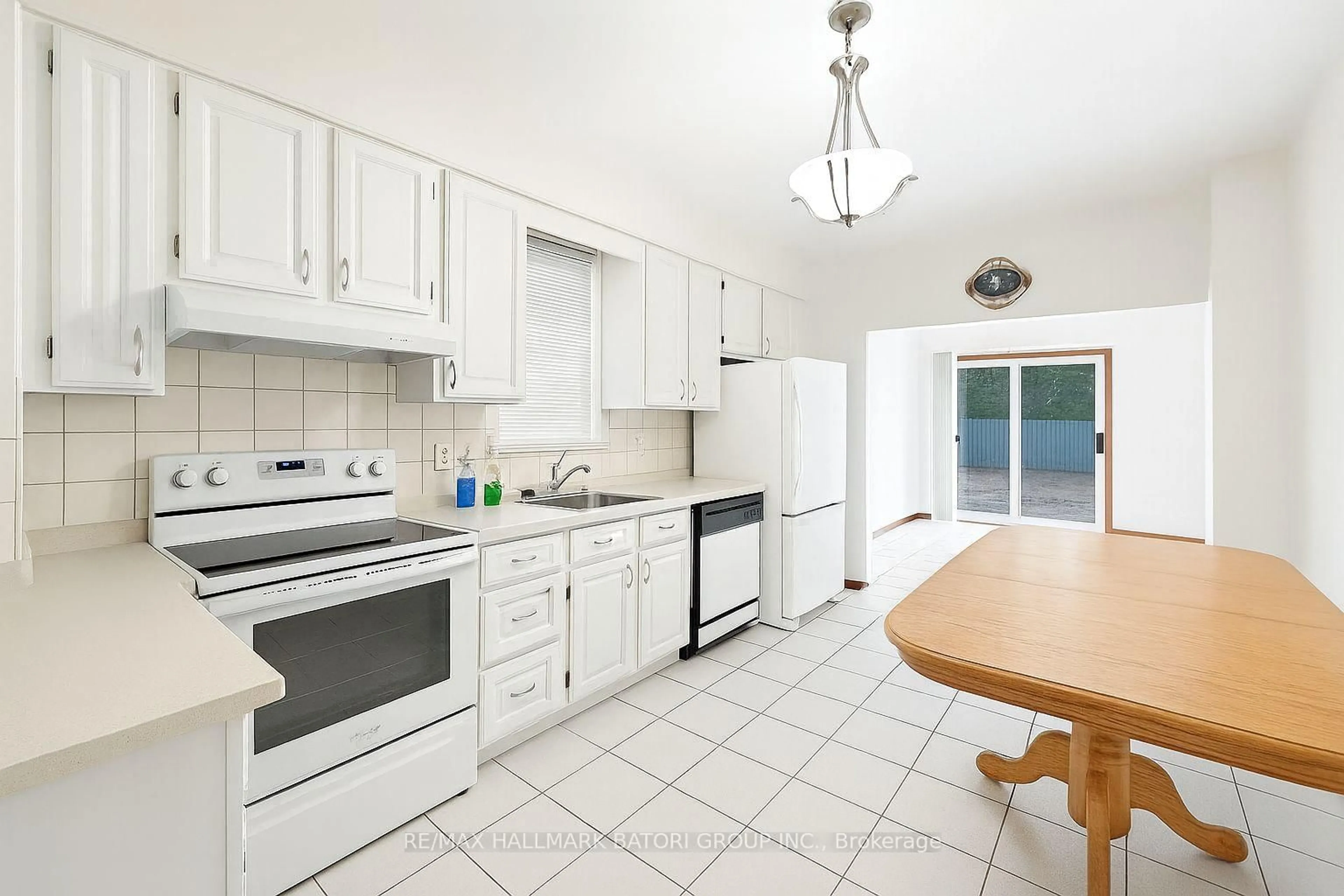 Standard kitchen, ceramic/tile floor for 109 Robert St, Toronto Ontario M5S 2K5