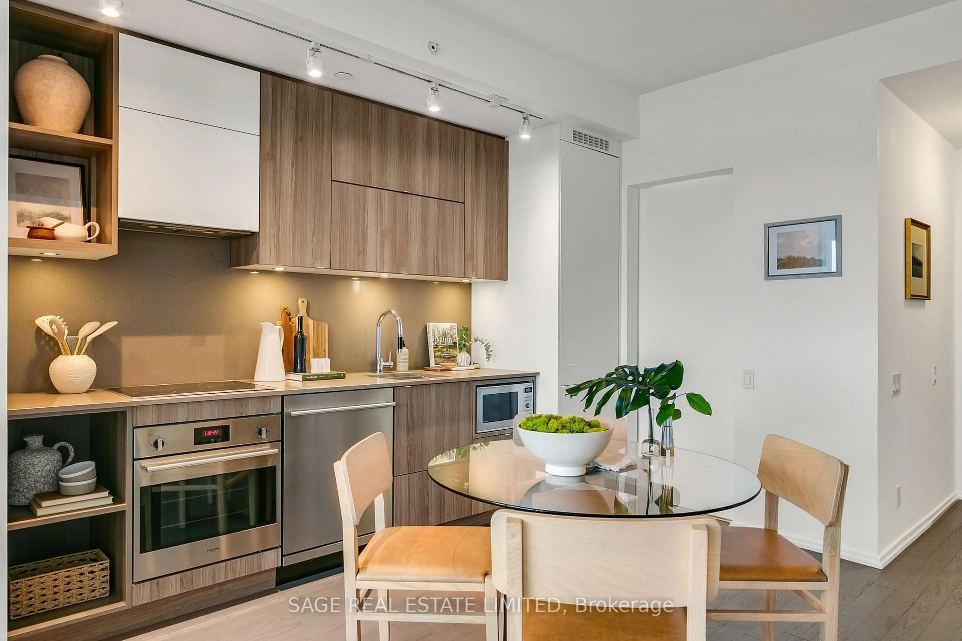 Unknown for 125 Peter St #2504, Toronto Ontario M5V 0M2