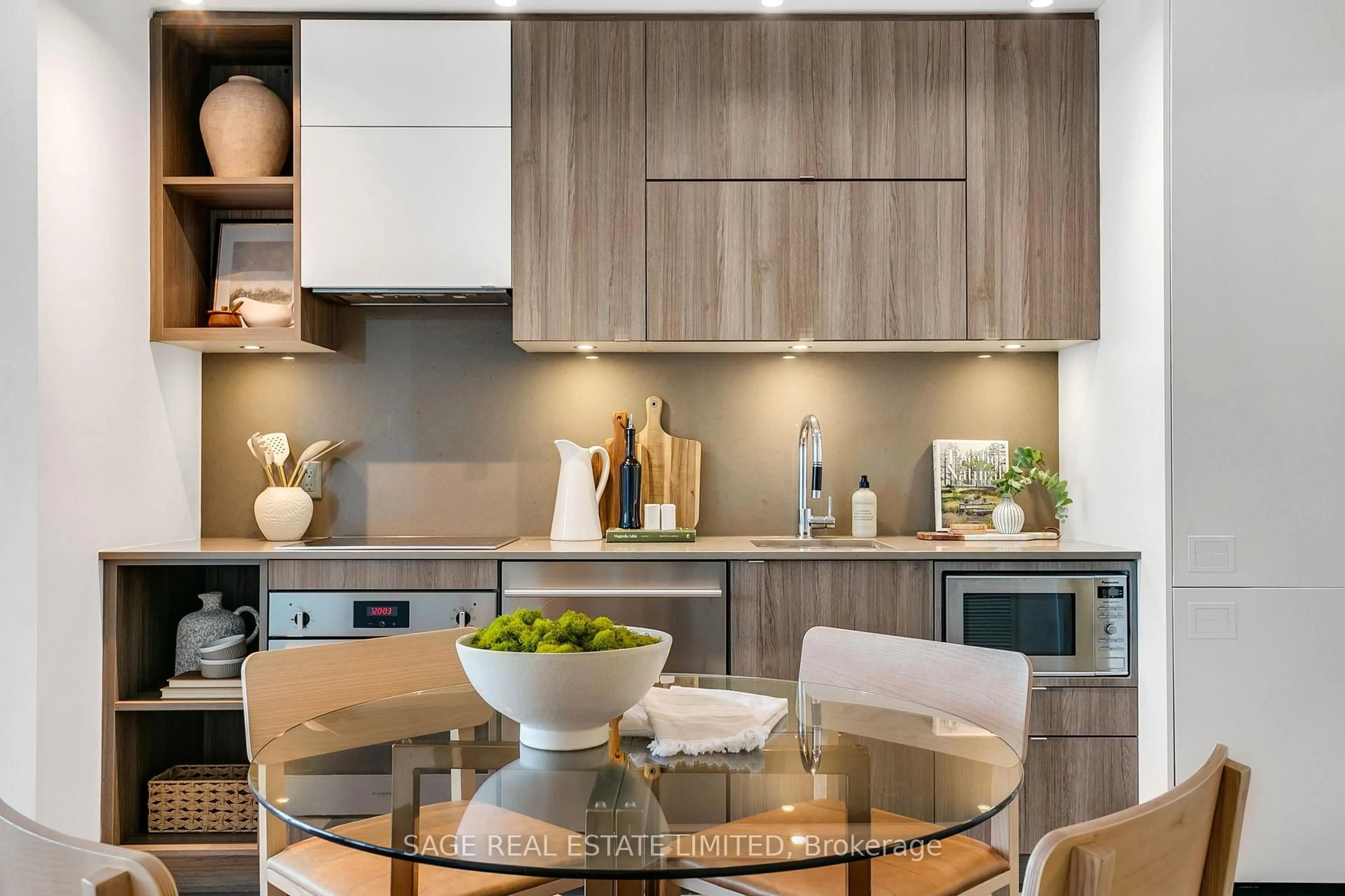 Contemporary kitchen, wood/laminate floor for 125 Peter St #2504, Toronto Ontario M5V 0M2