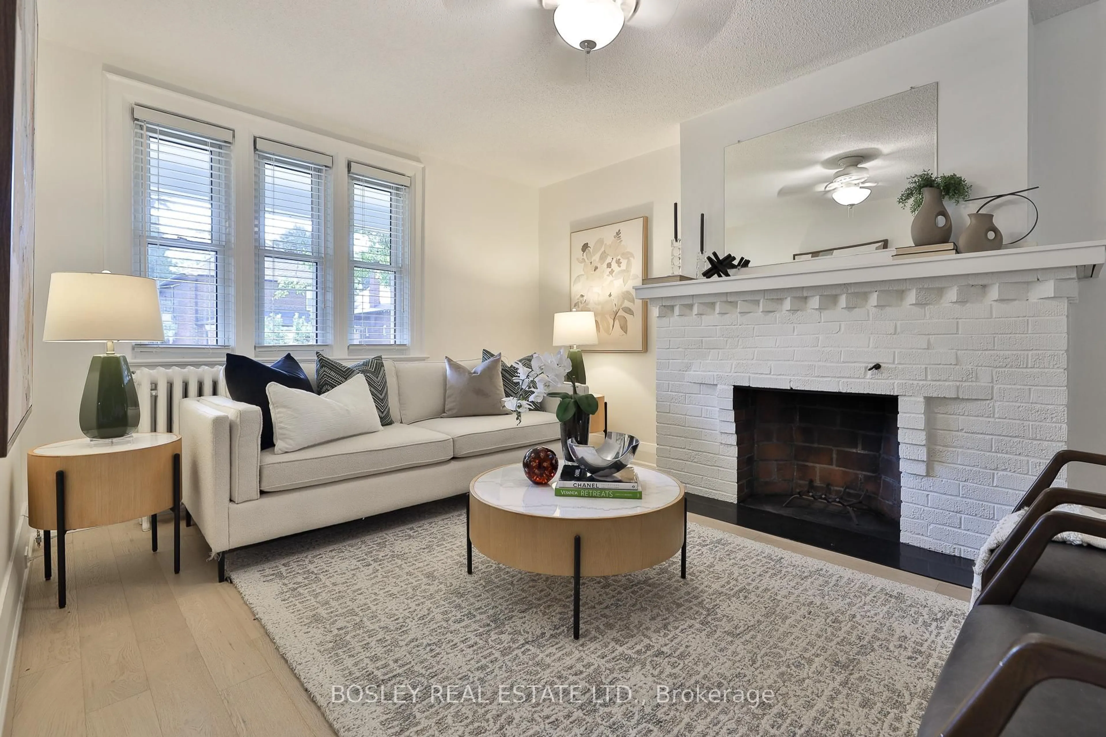 Living room with furniture, unknown for 682 Hillsdale Ave, Toronto Ontario M4S 1V3