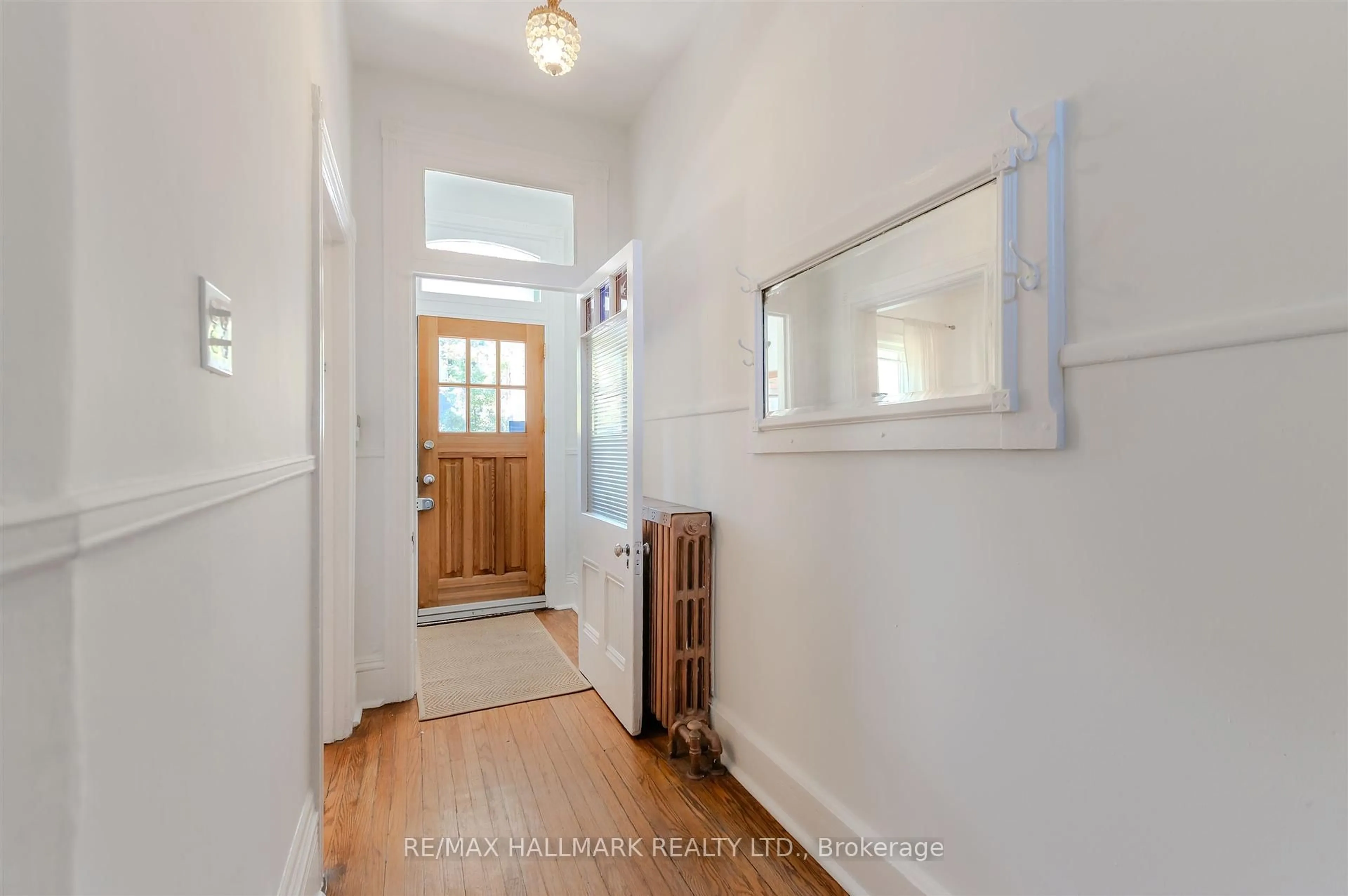 Indoor entryway for 155 Major St, Toronto Ontario M5S 2K9