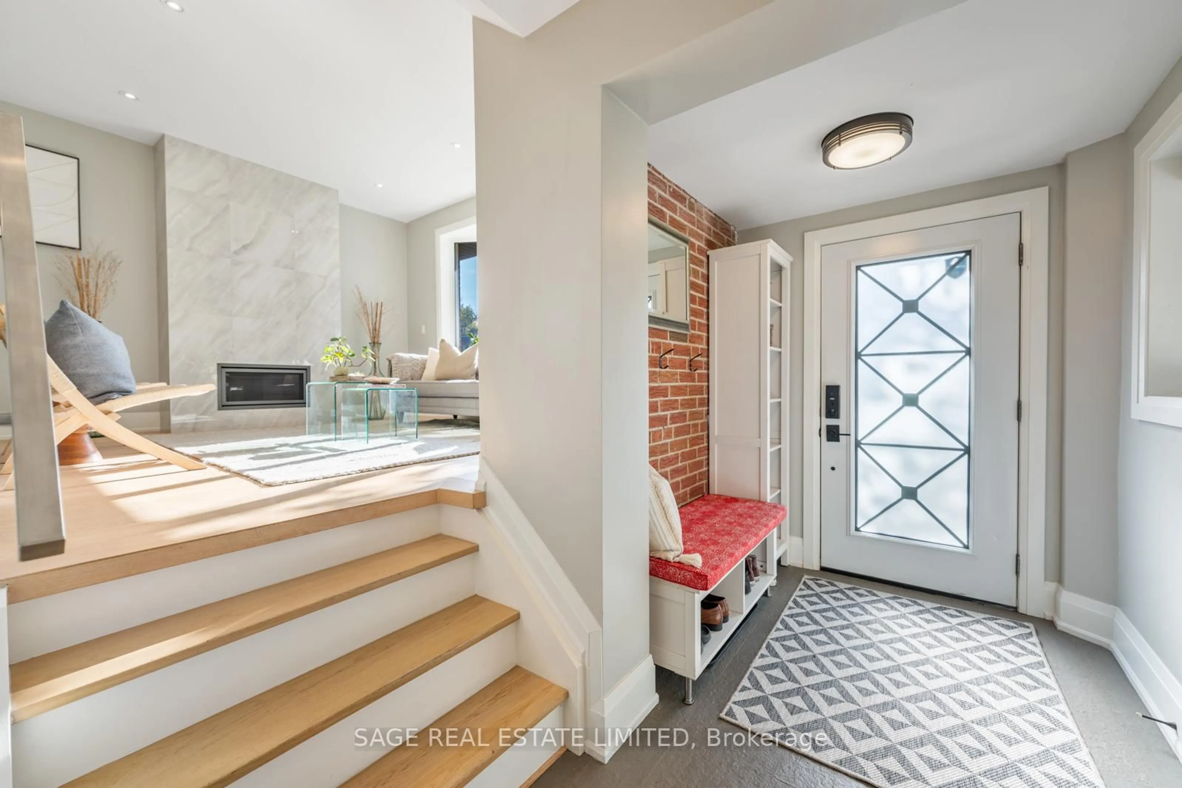 Indoor entryway for 10 Lionel Heights Cres, Toronto Ontario M3A 1L9