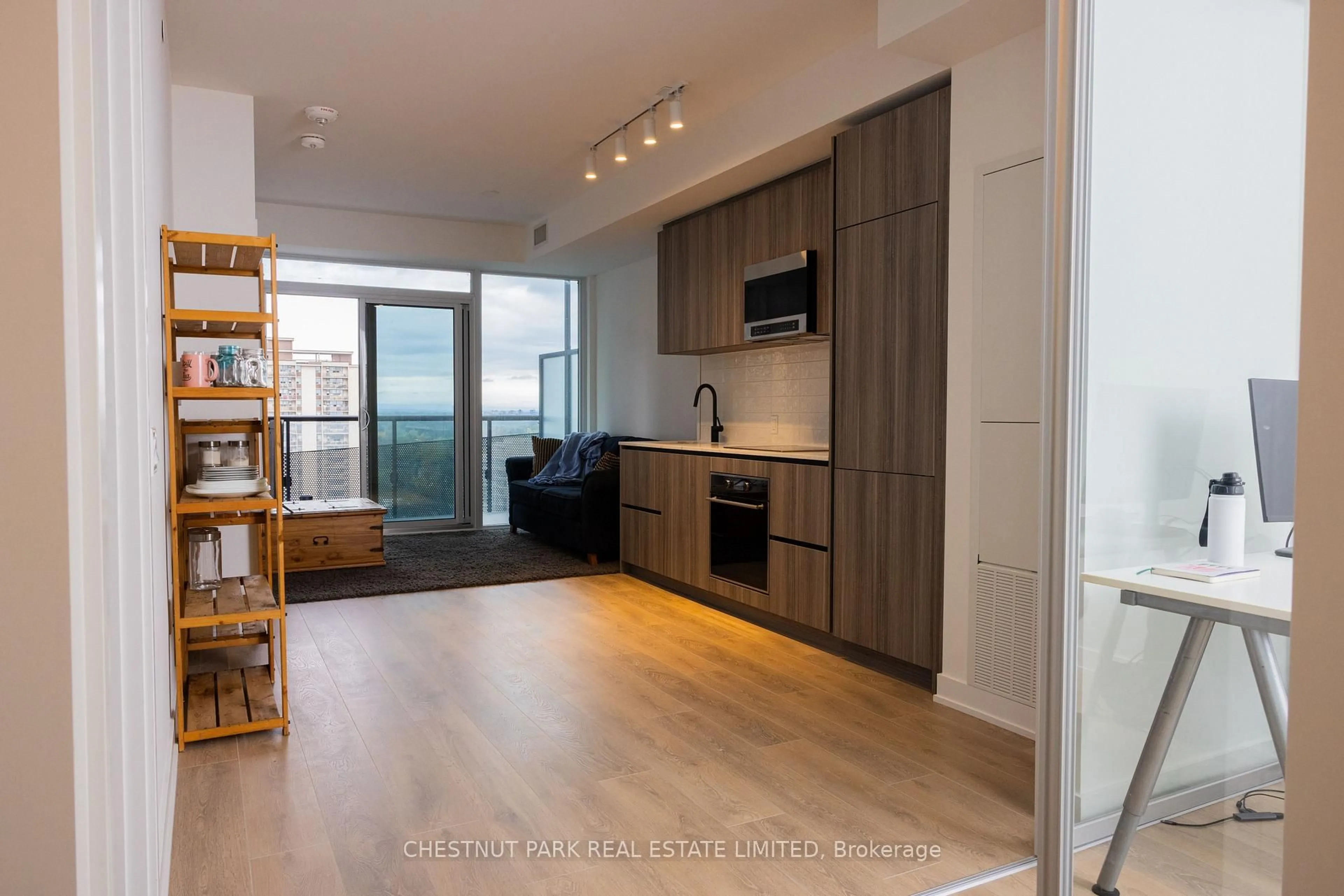 Open concept kitchen, wood/laminate floor for 117 Broadway Ave #1807, Toronto Ontario M4P 1V3