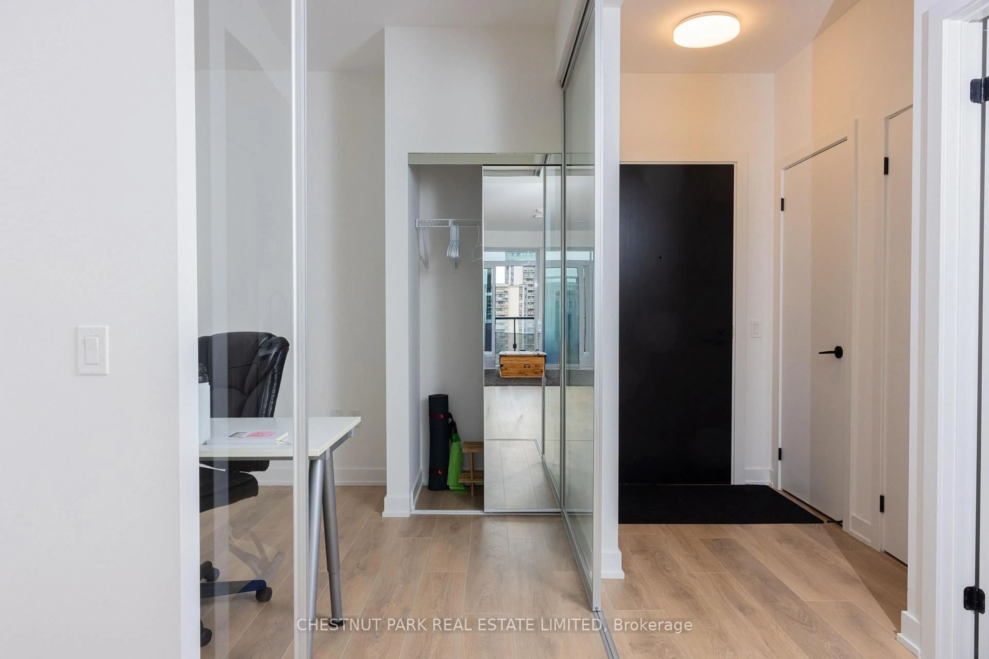 Indoor entryway for 117 Broadway Ave #1807, Toronto Ontario M4P 1V3