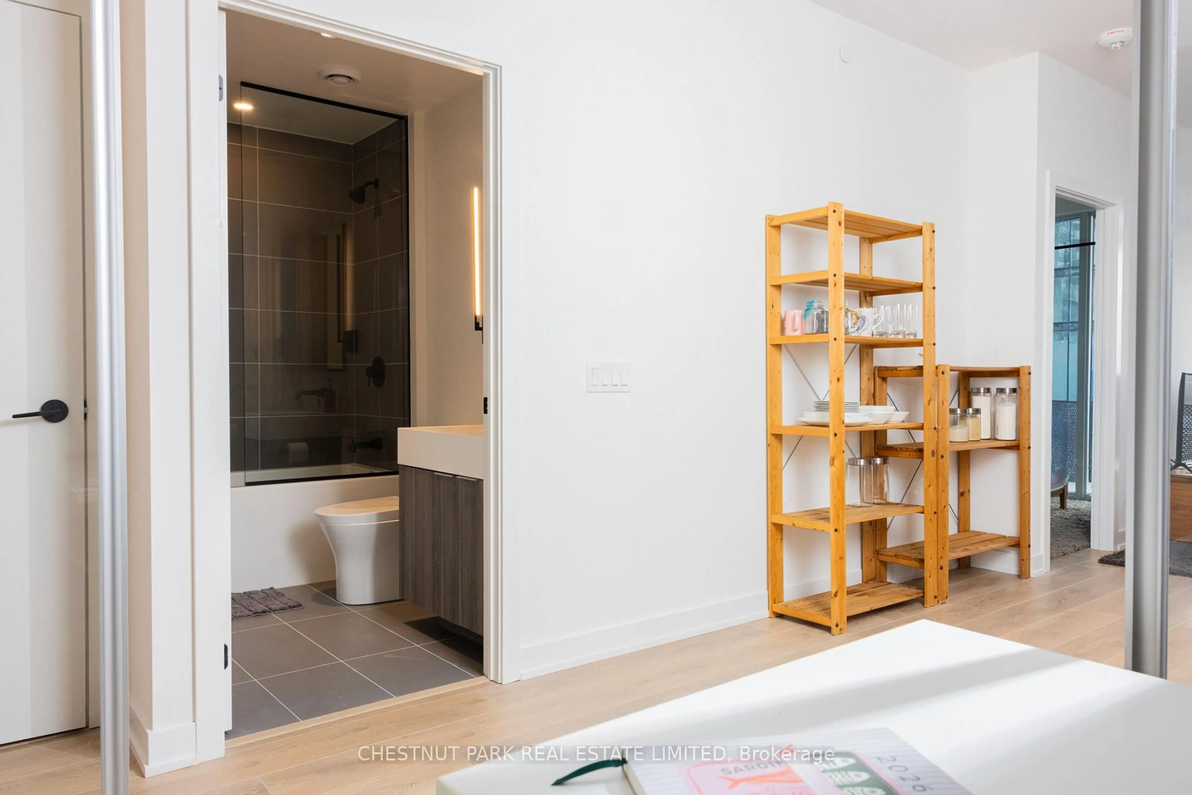 Standard bathroom, unknown for 117 Broadway Ave #1807, Toronto Ontario M4P 1V3