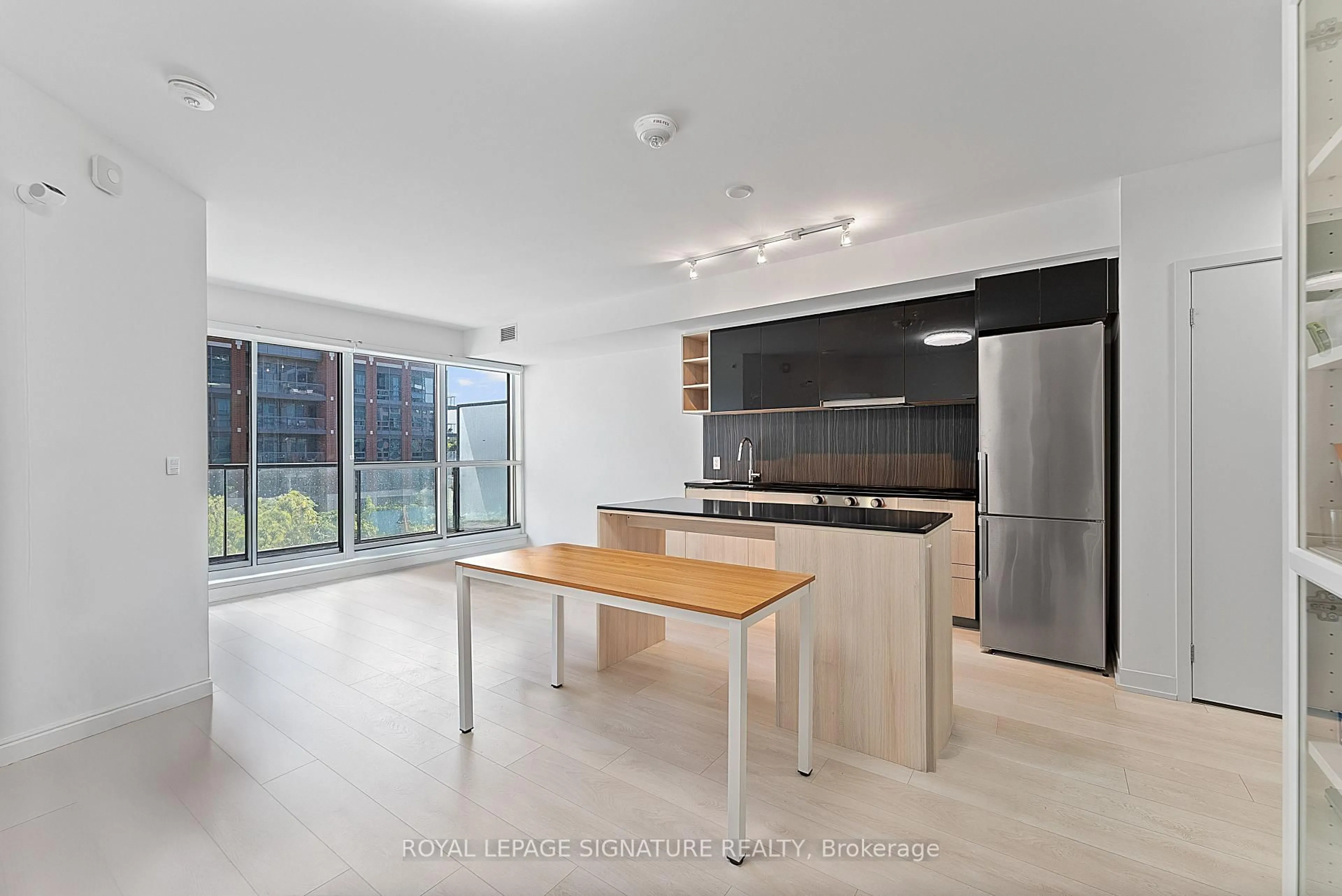 Unknown for 31 Tippett Rd #452, Toronto Ontario M3H 0C8