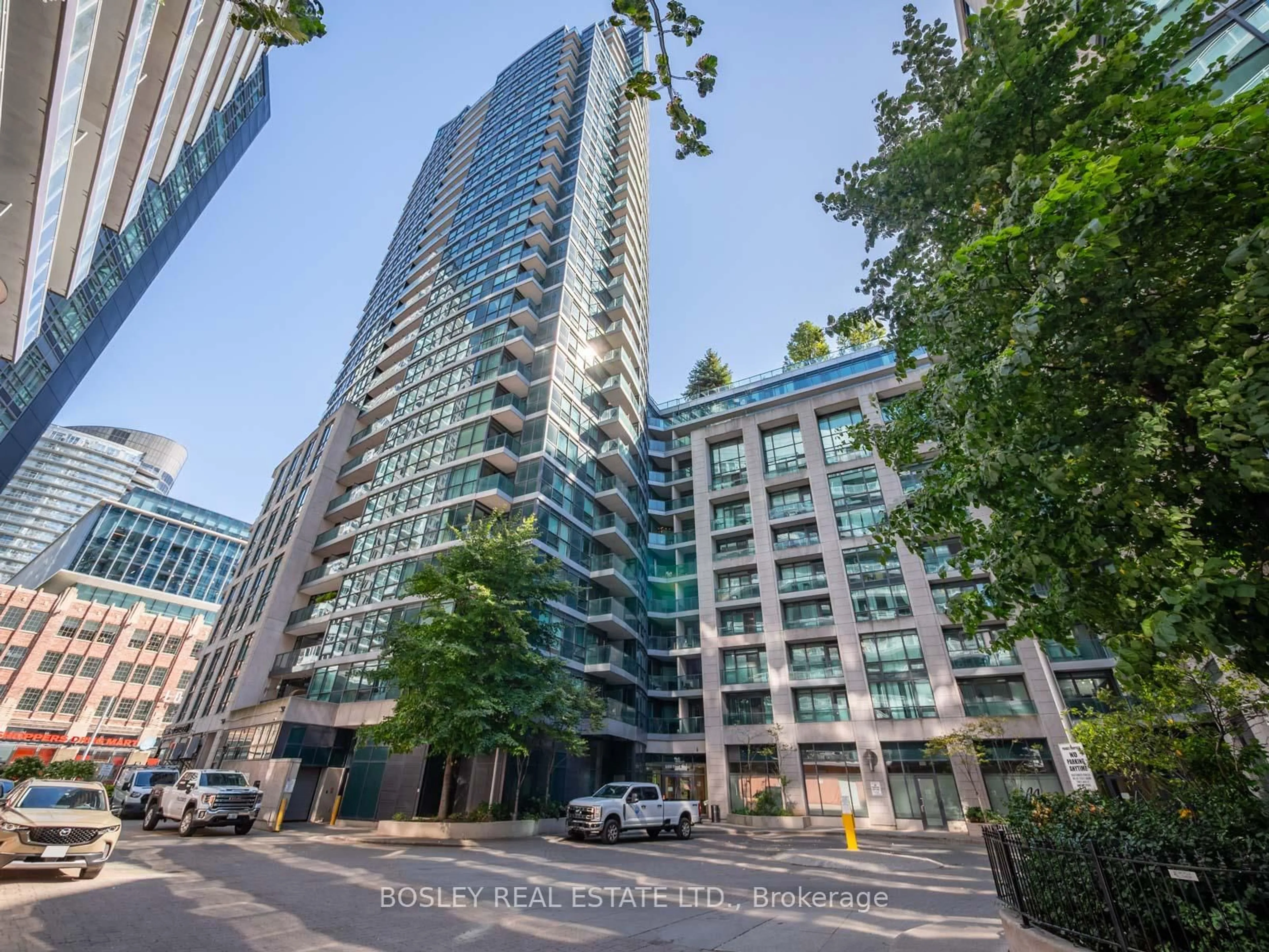 A pic from outside/outdoor area/front of a property/back of a property/a pic from drone, city buildings view from balcony for 600 Fleet St #625, Toronto Ontario M5V 1B7
