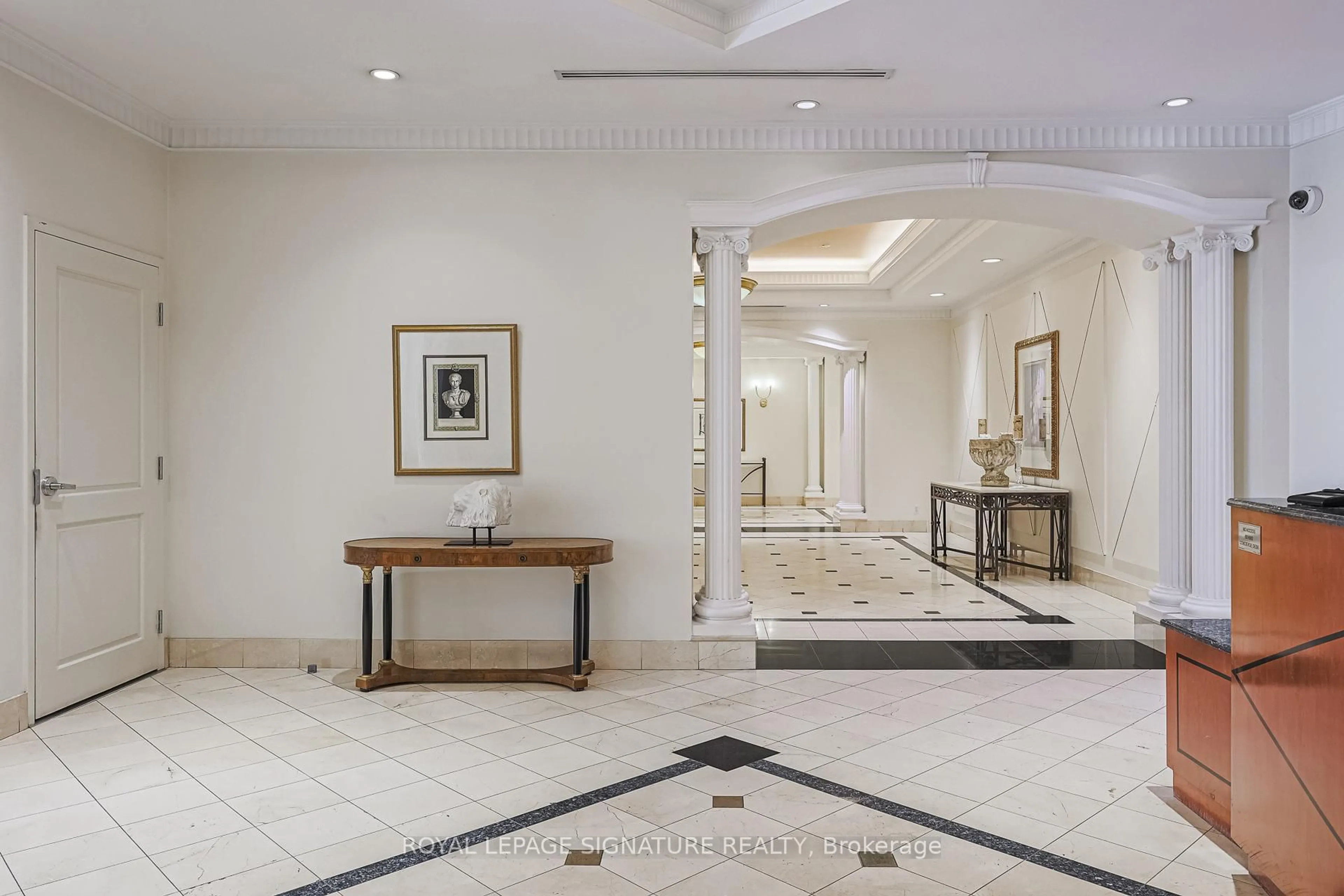 Indoor foyer for 980 Yonge St #804, Toronto Ontario M4W 3V8