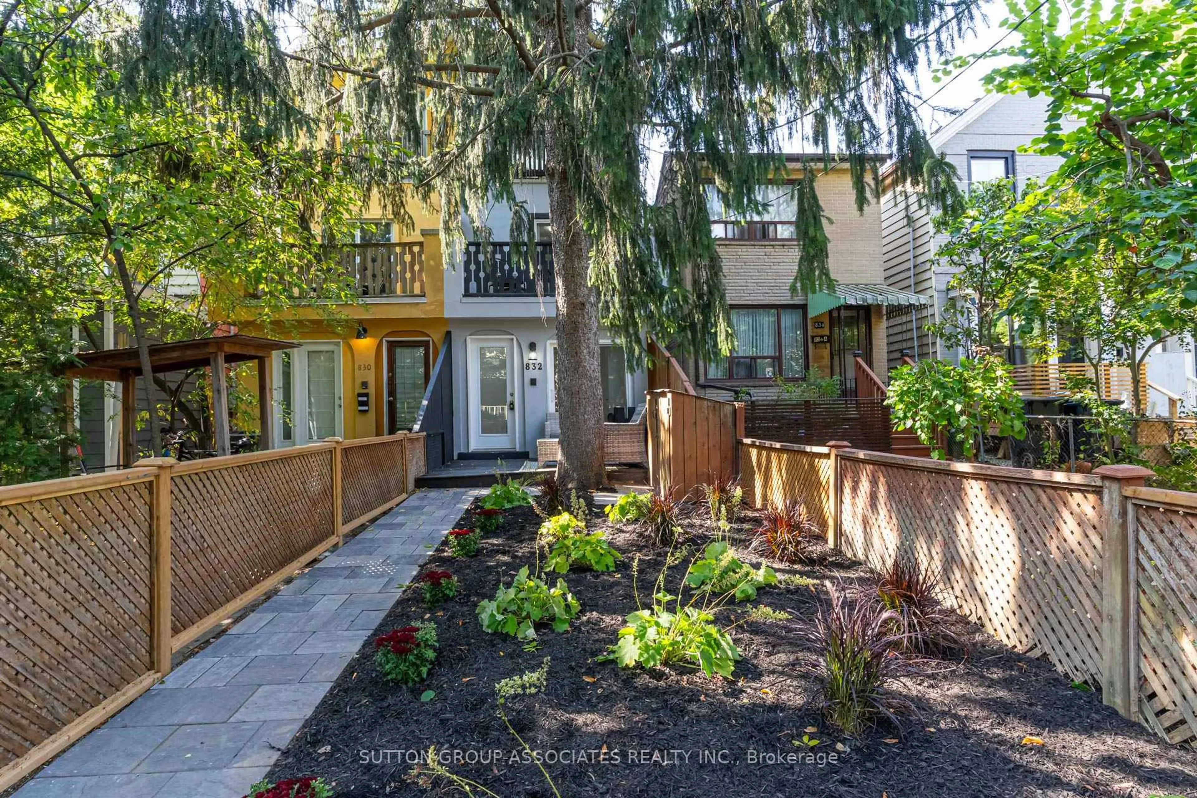 Patio, street for 832 Manning Ave, Toronto Ontario M6G 2W8