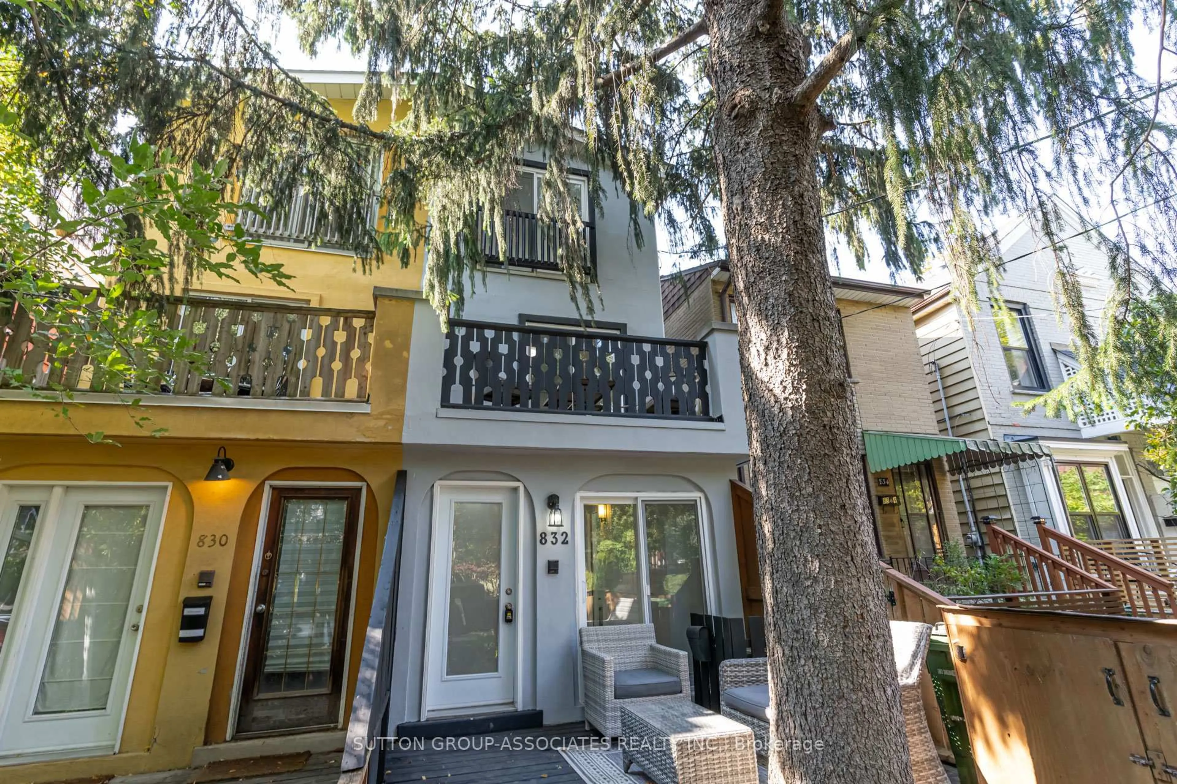 Patio, street for 832 Manning Ave, Toronto Ontario M6G 2W8