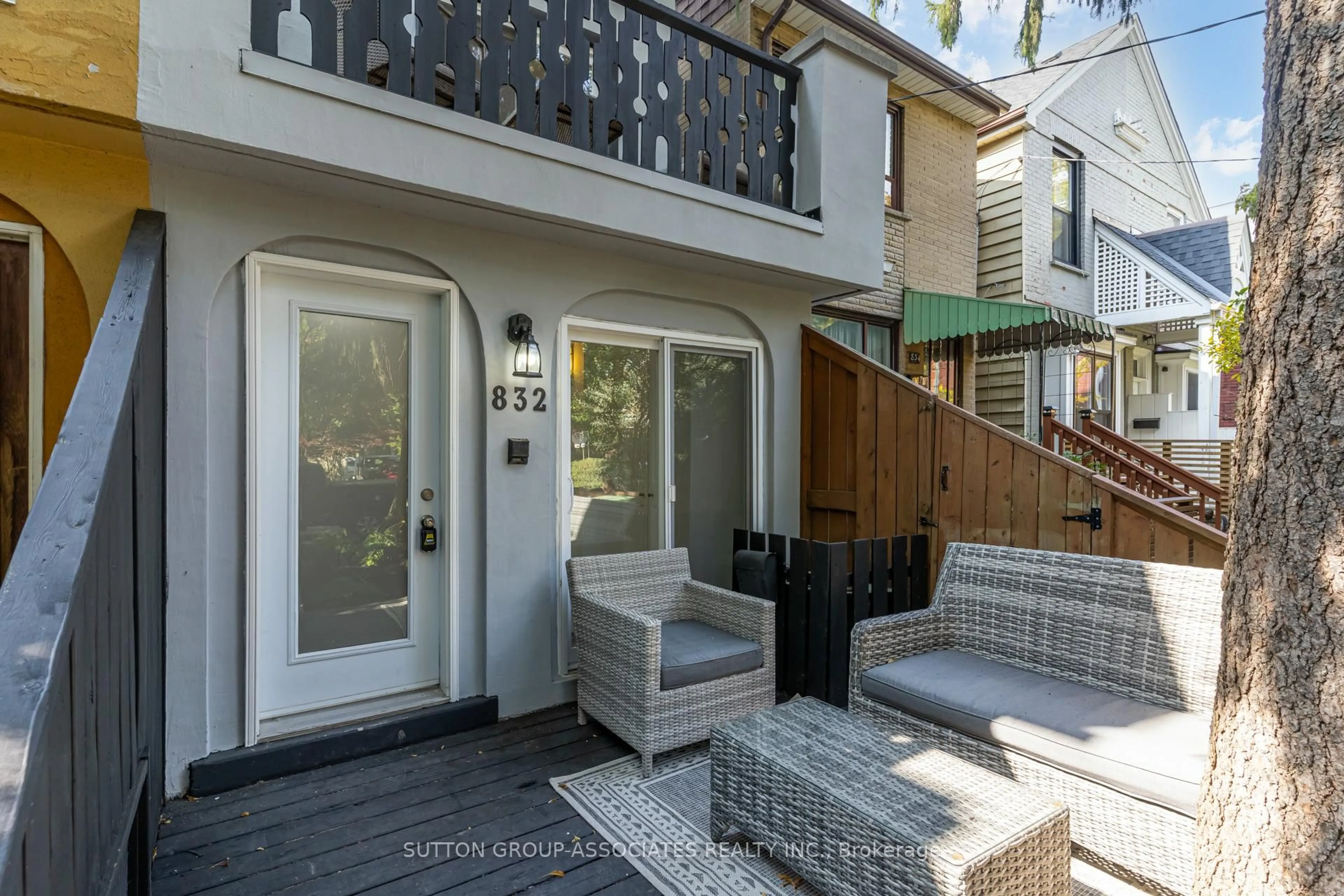 Patio, street for 832 Manning Ave, Toronto Ontario M6G 2W8