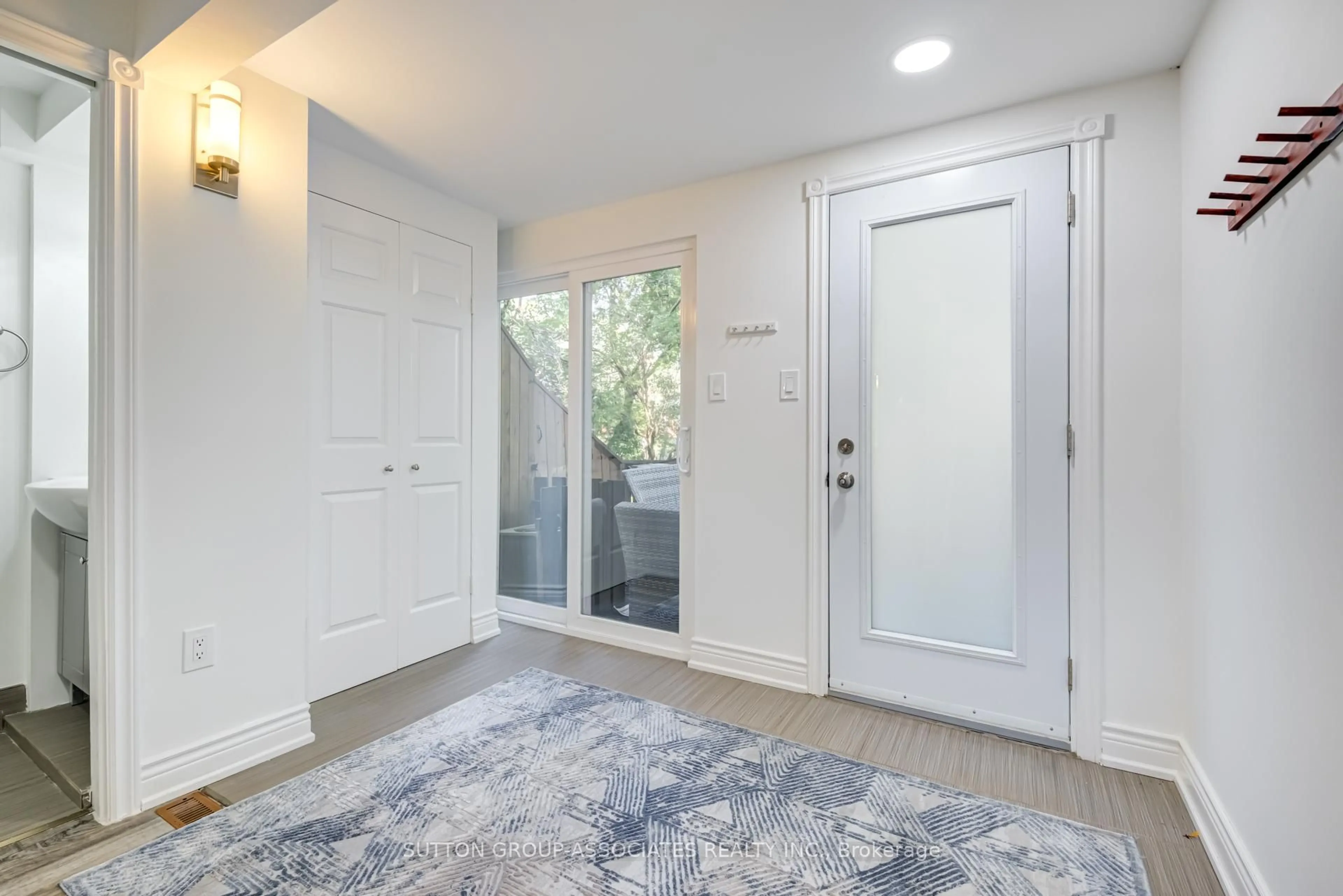 Indoor entryway for 832 Manning Ave, Toronto Ontario M6G 2W8