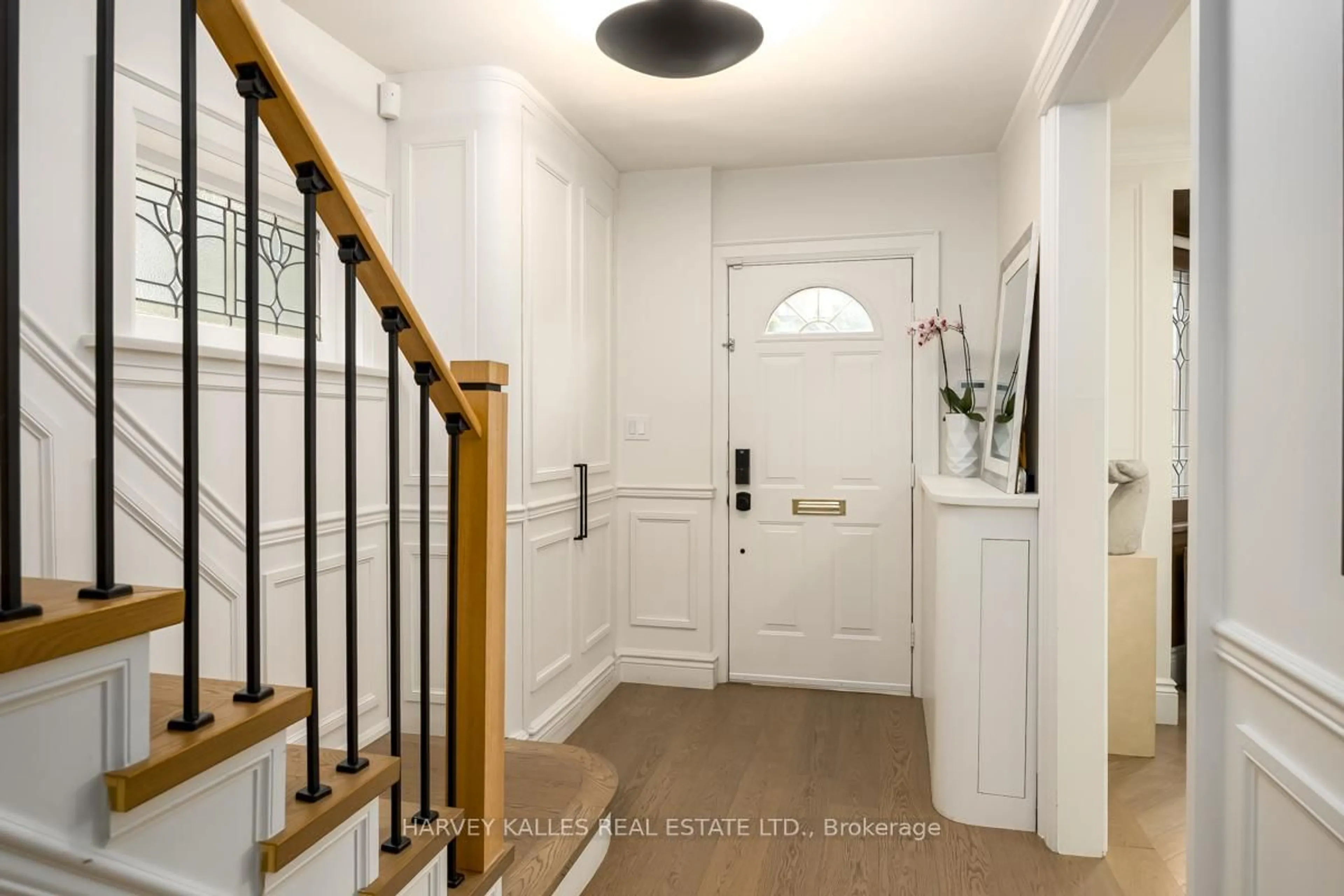 Indoor entryway for 52 Castle Knock Rd, Toronto Ontario M5N 1H3