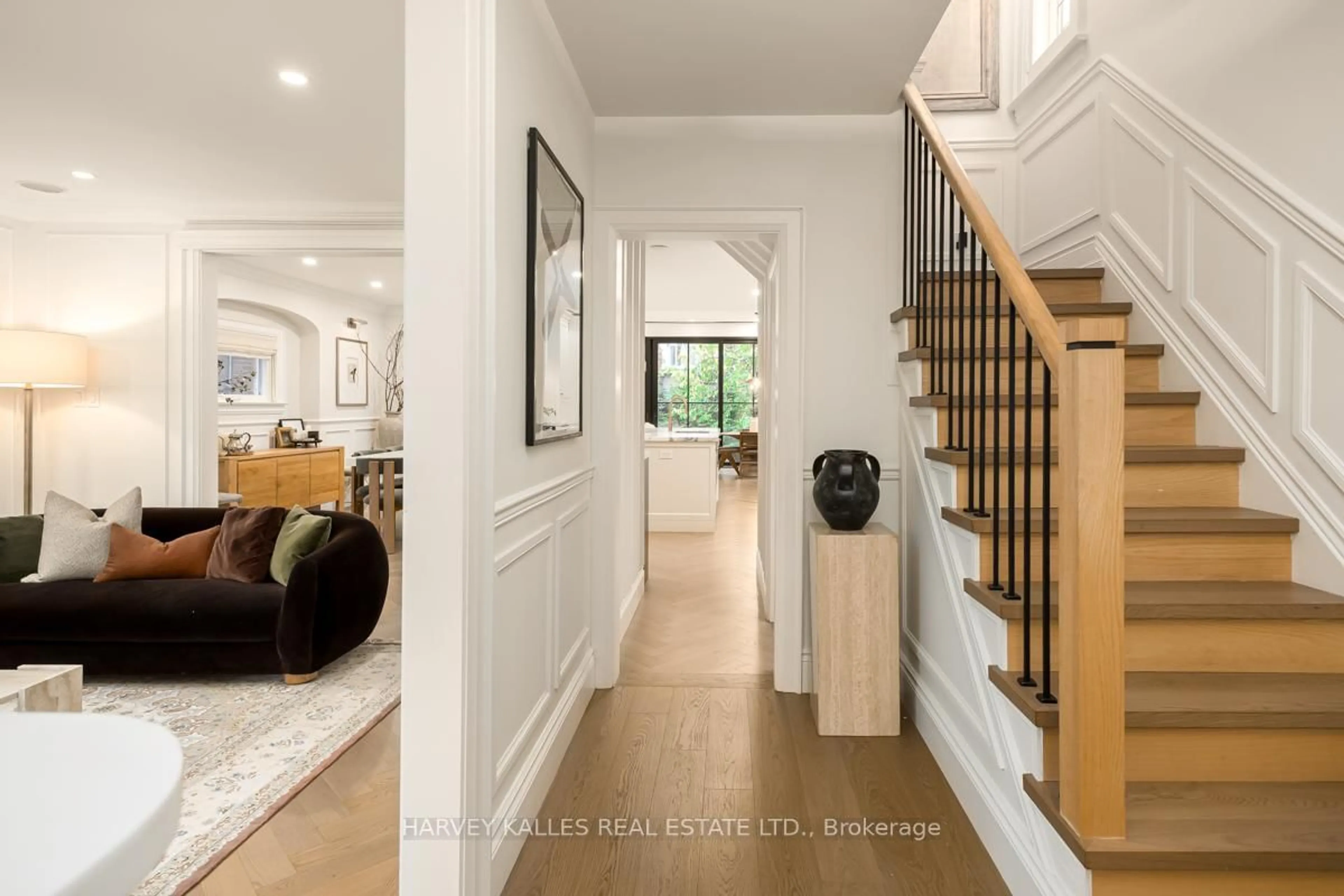 Indoor entryway for 52 Castle Knock Rd, Toronto Ontario M5N 1H3