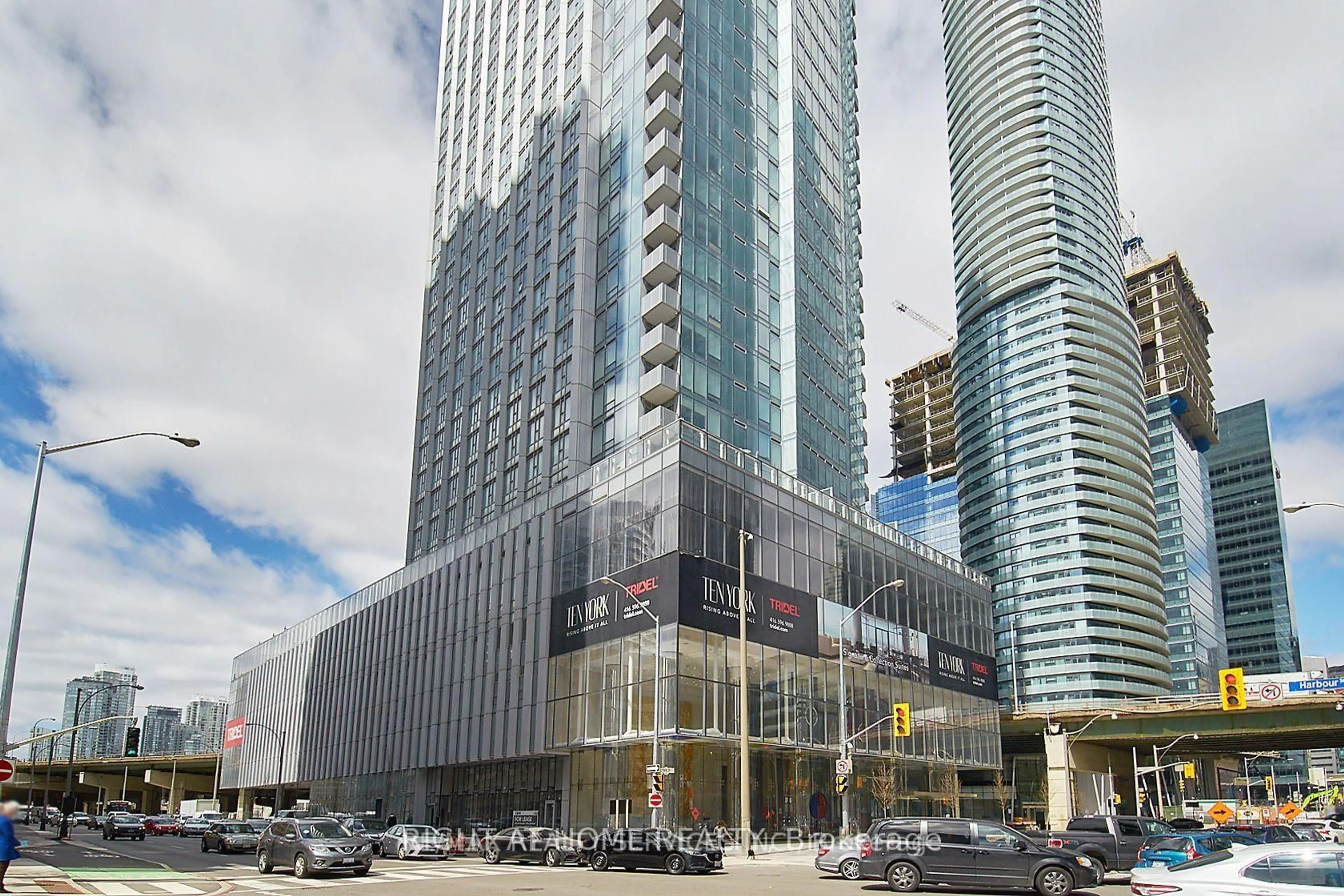 Indoor foyer for 10 York St #3712, Toronto Ontario M5J 2Z2