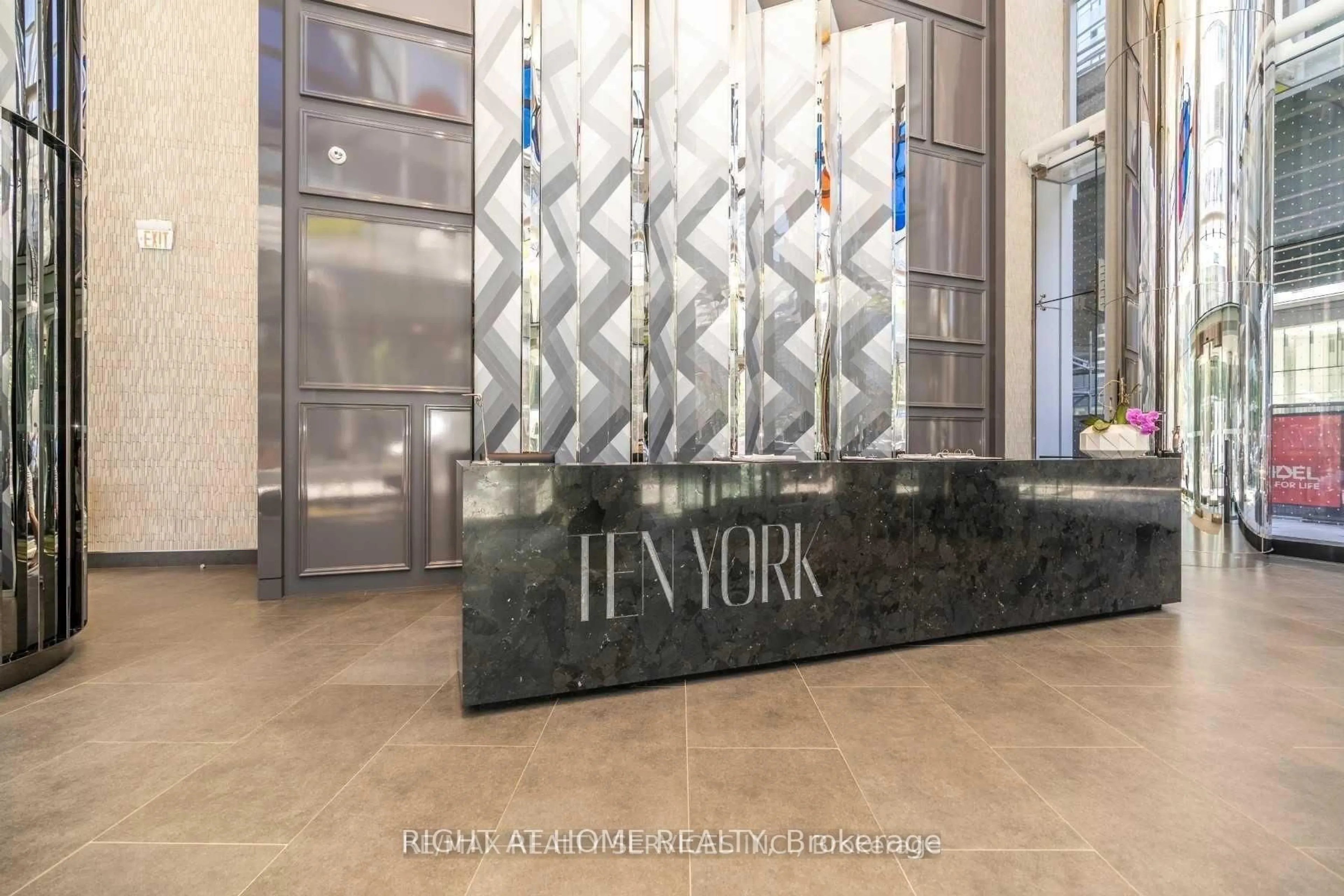 Indoor foyer for 10 York St #3712, Toronto Ontario M5J 2Z2