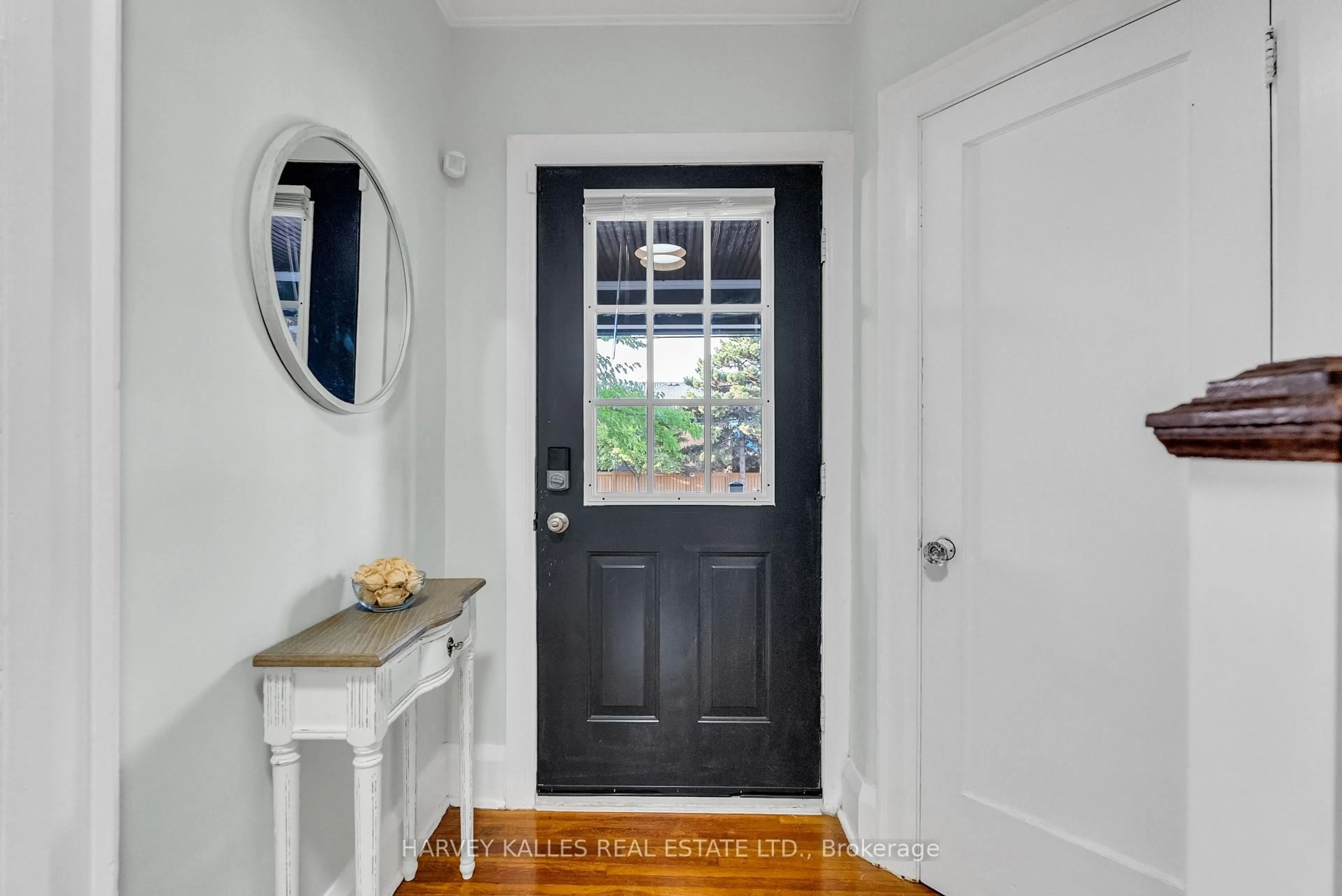 Indoor entryway for 89 Lawrence Ave, Toronto Ontario M5M 1A7