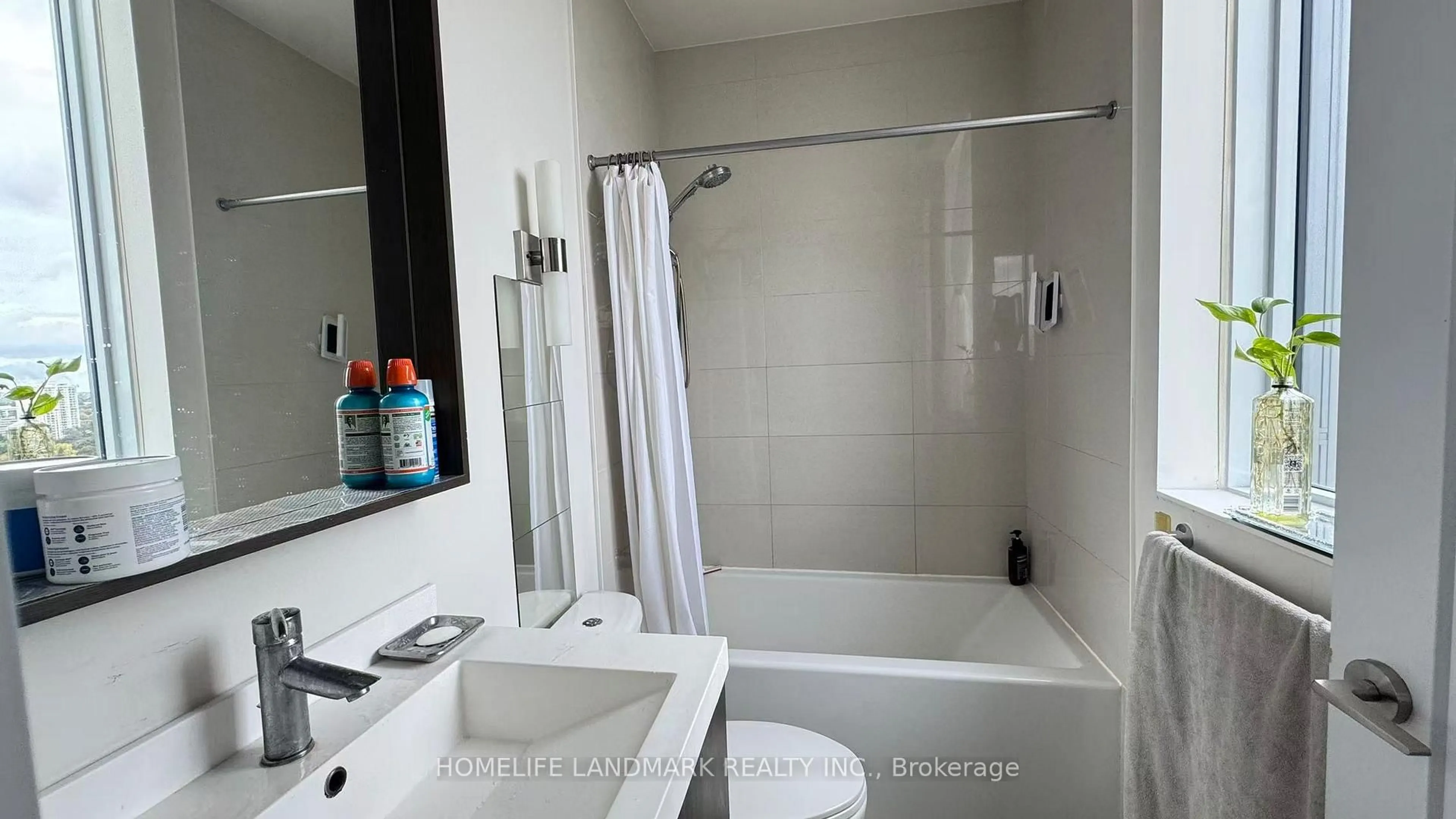 Standard bathroom, ceramic/tile floor for 18 Graydon Hall Dr #PH11, Toronto Ontario M3A 0A4