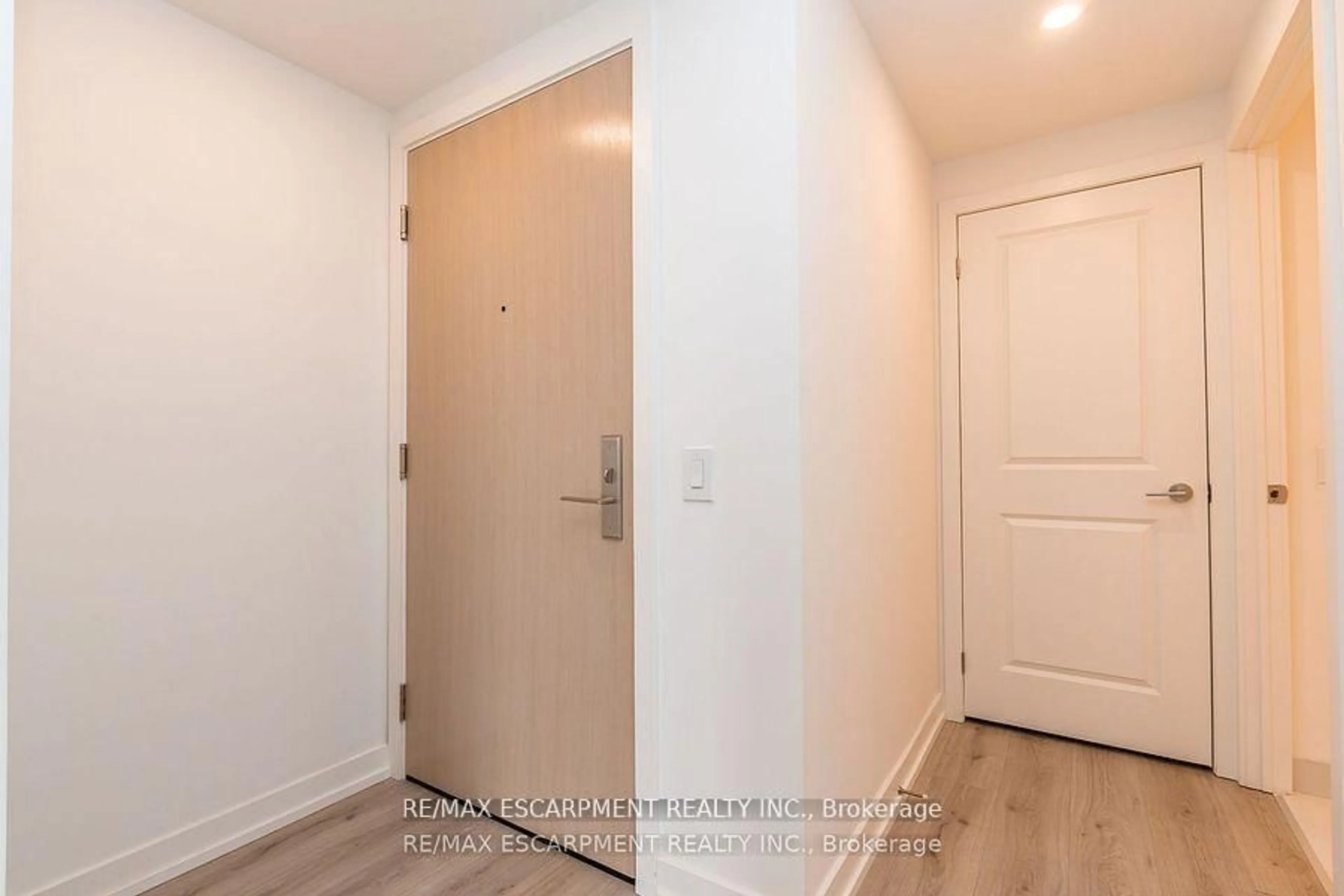Indoor entryway for 395 Bloor St #2201, Toronto Ontario N4W 0B4