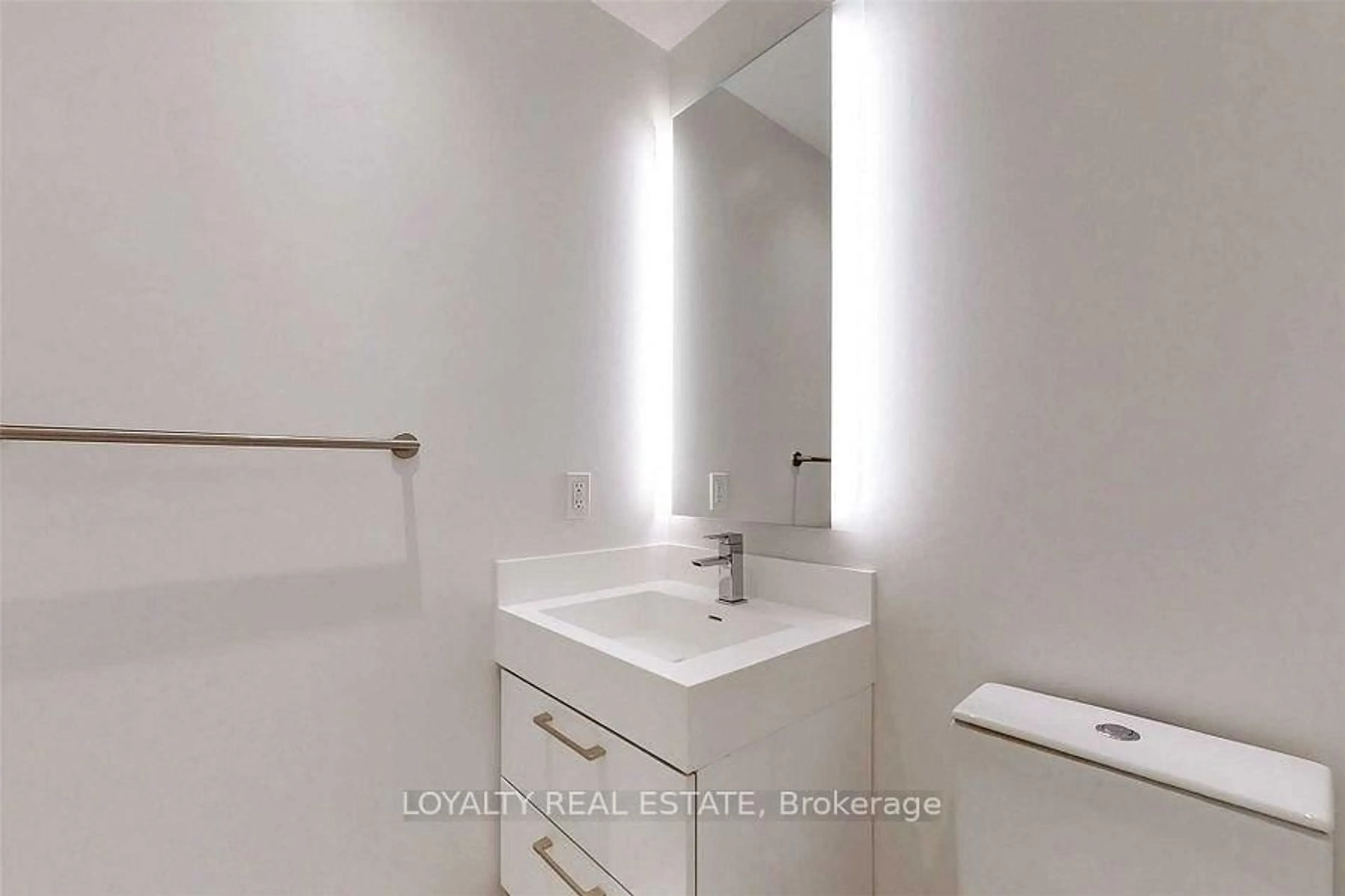 Standard bathroom, ceramic/tile floor for 1 Yorkville Ave #801, Toronto Ontario M4W 0B1