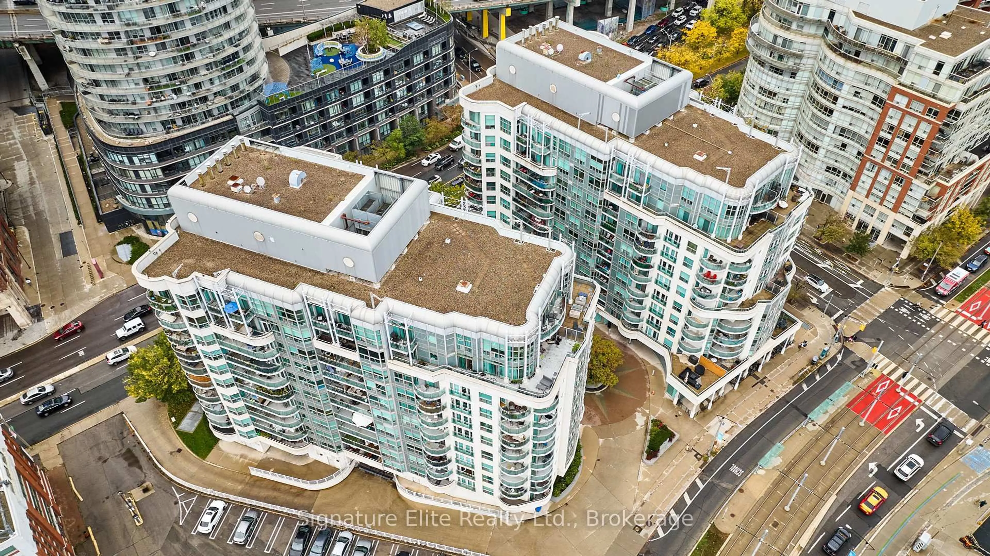 A pic from outside/outdoor area/front of a property/back of a property/a pic from drone, city buildings view from balcony for 600 Queens Quay #618, Toronto Ontario M5V 3M3
