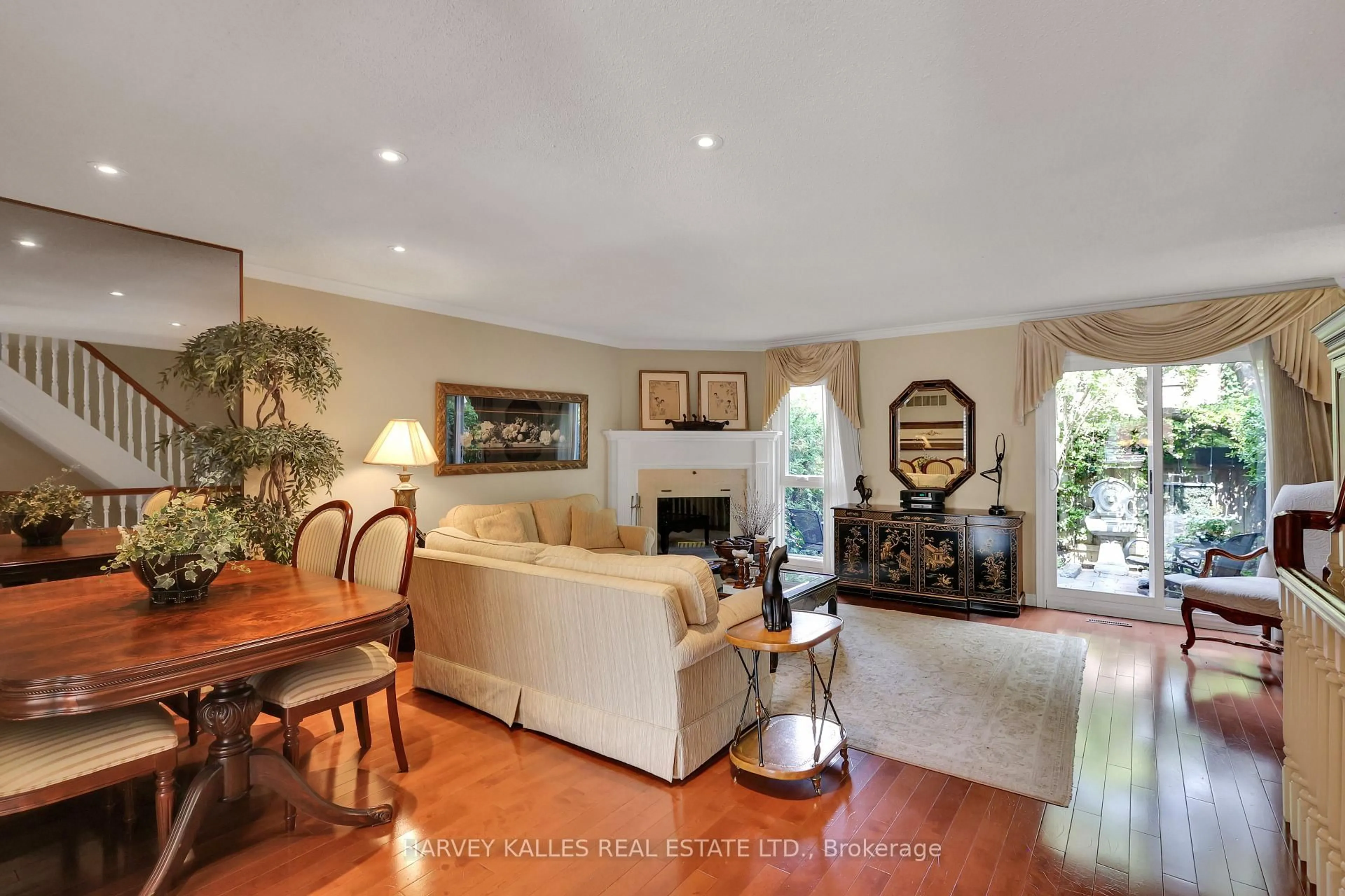 Living room with furniture, unknown for 68 Sylvan Valleyway, Toronto Ontario M5M 4M3