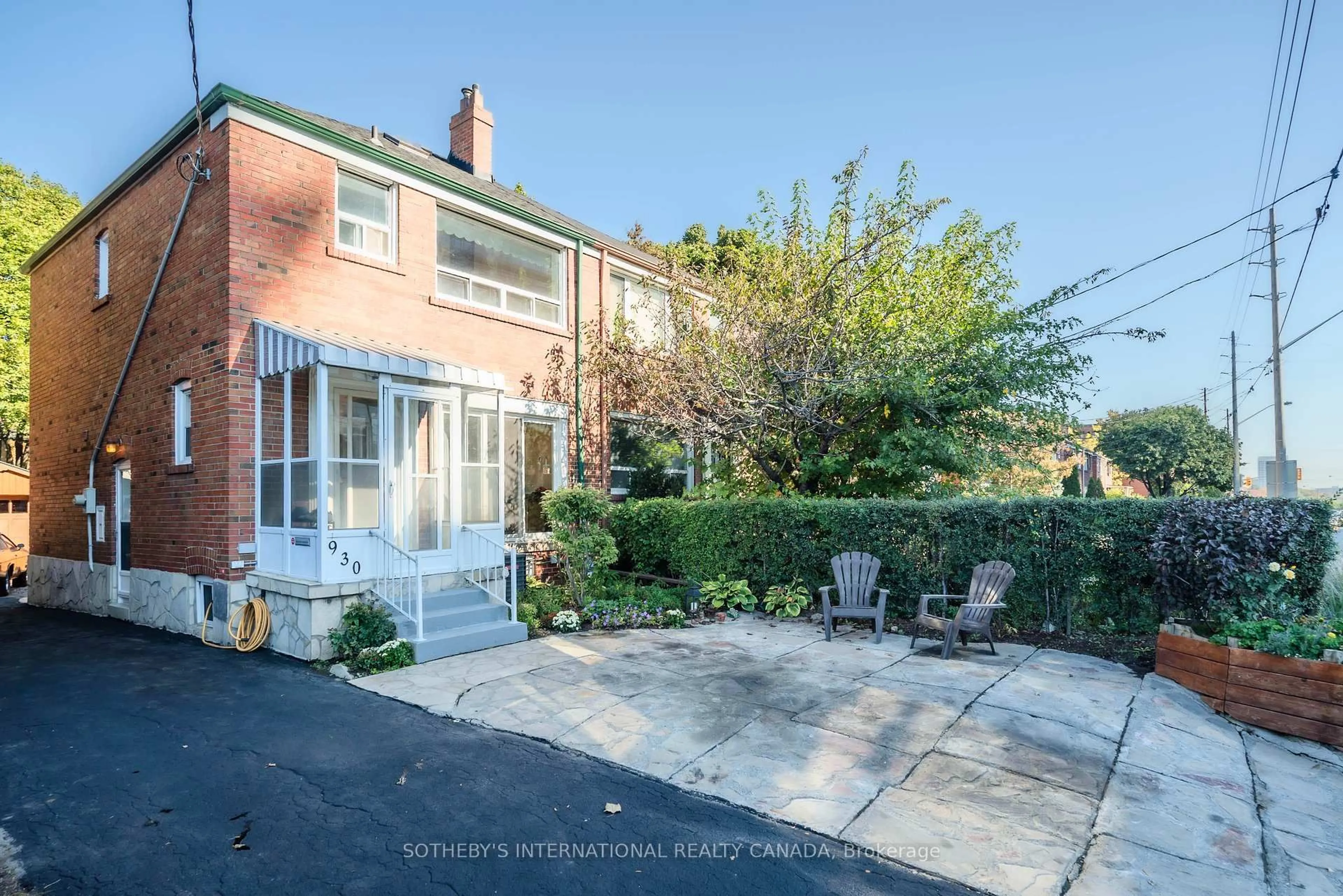 A pic from outside/outdoor area/front of a property/back of a property/a pic from drone, street for 930 Eglinton Ave, Toronto Ontario M4G 2L3