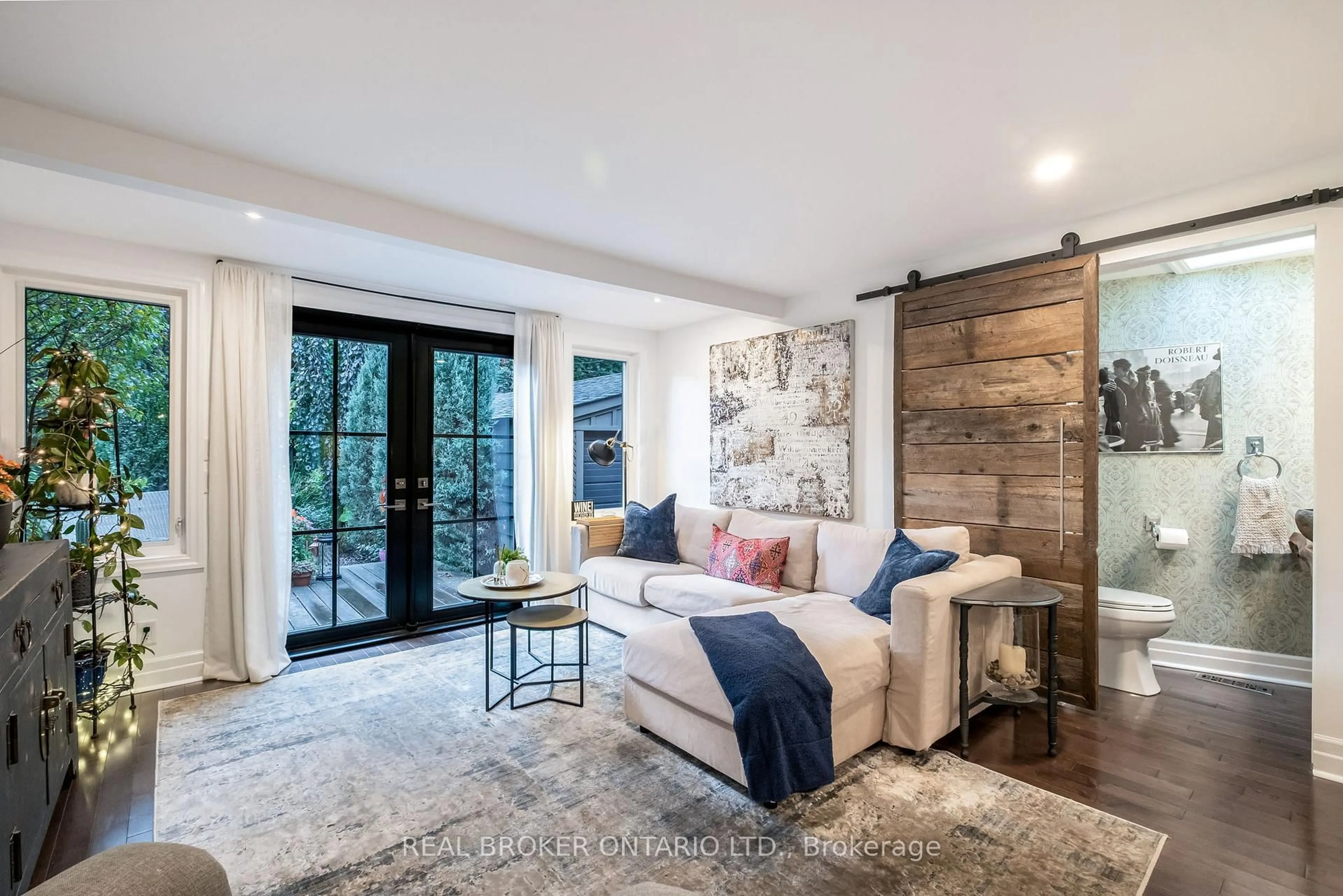 Living room with furniture, unknown for 91 Lawrence Ave, Toronto Ontario M5M 1A7