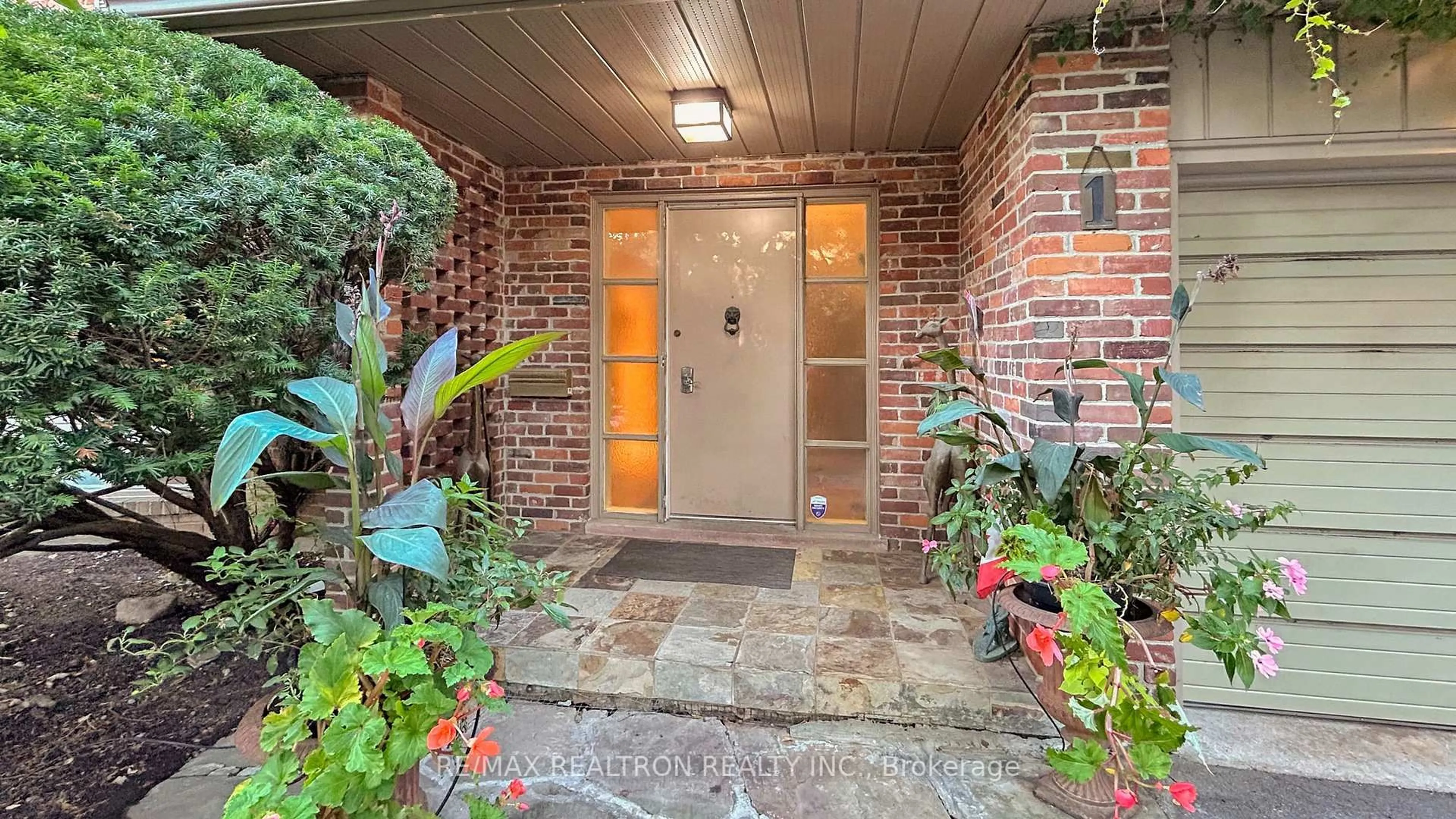 Indoor entryway for 1 Vyner Rd, Toronto Ontario M2L 2N3