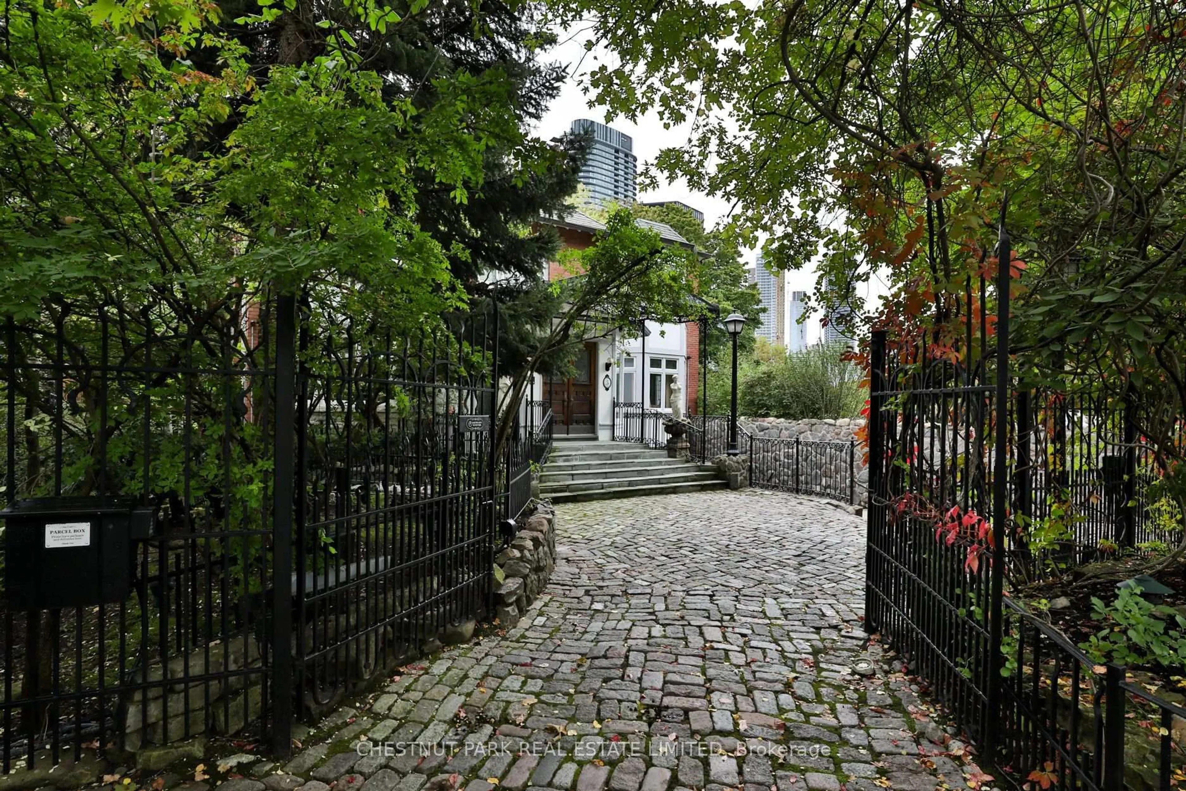 Patio, street for 5 Castle Frank Cres, Toronto Ontario M4W 2A2