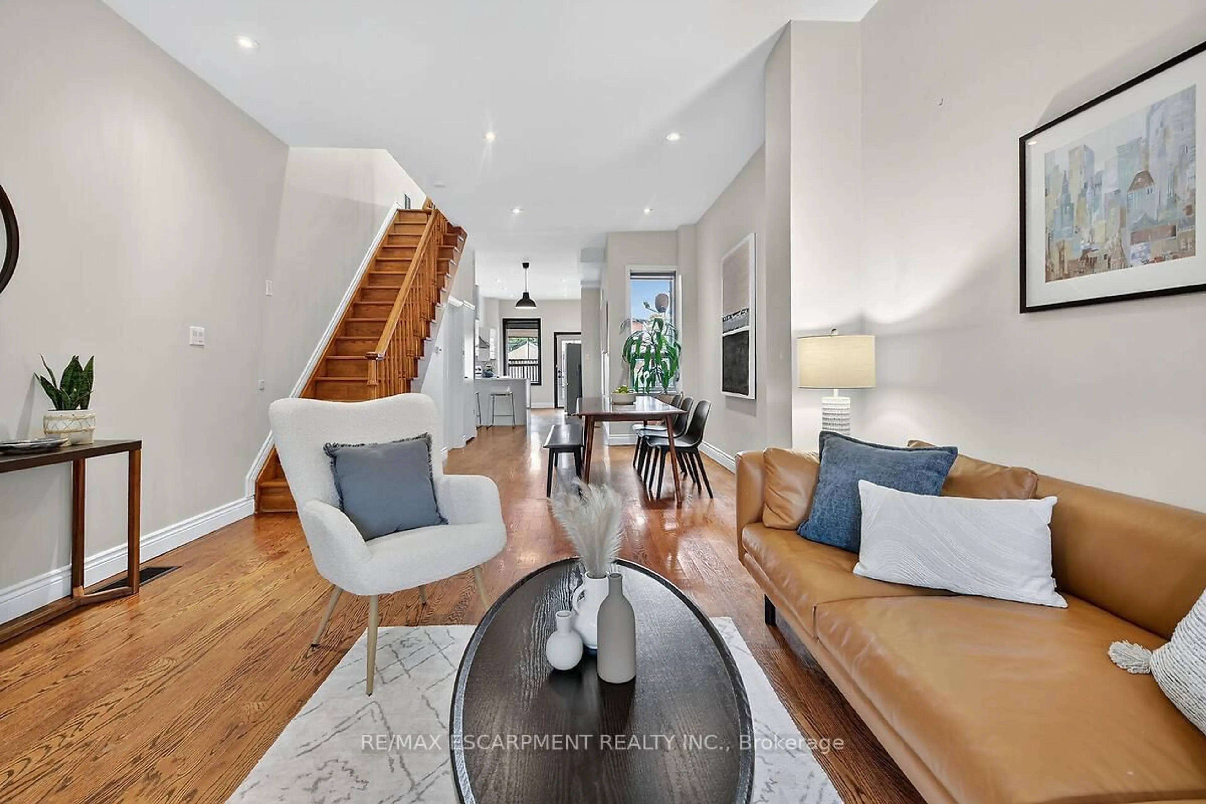 Living room with furniture, unknown for 690 Dufferin St, Toronto Ontario M6K 2B5