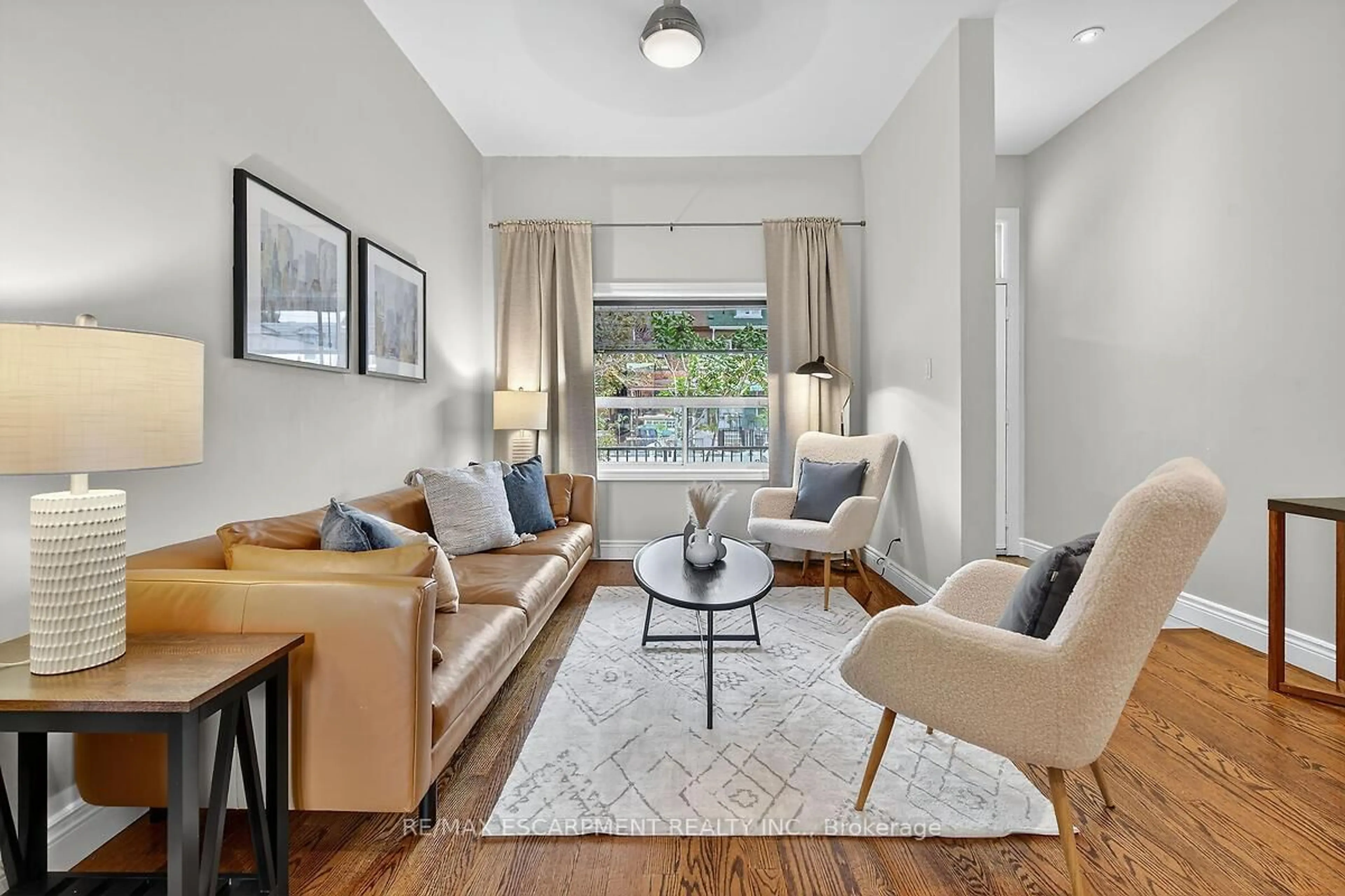 Living room with furniture, unknown for 690 Dufferin St, Toronto Ontario M6K 2B5