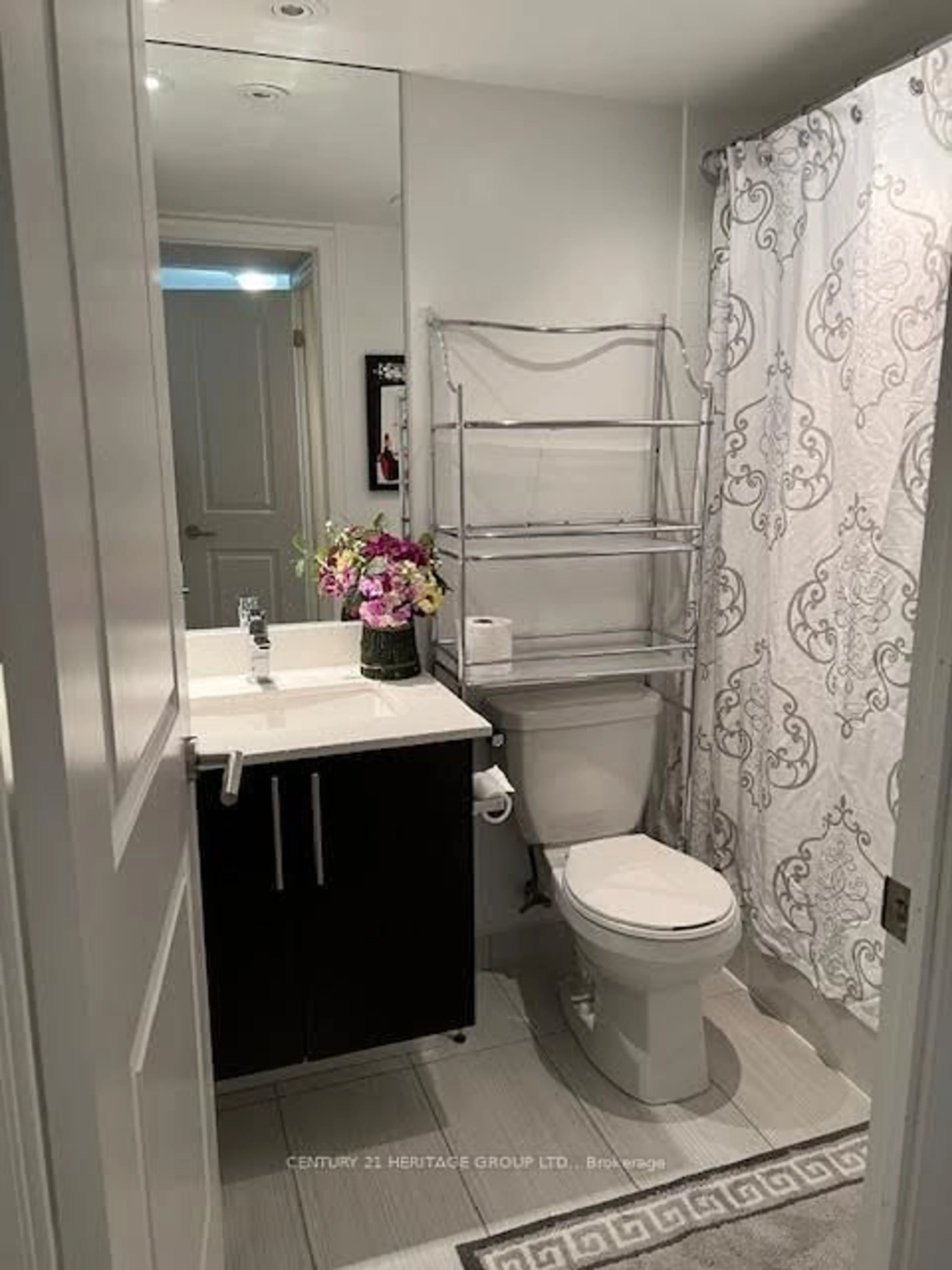 Standard bathroom, ceramic/tile floor for 400 Adelaide St #1015, Toronto Ontario M5A 4S3