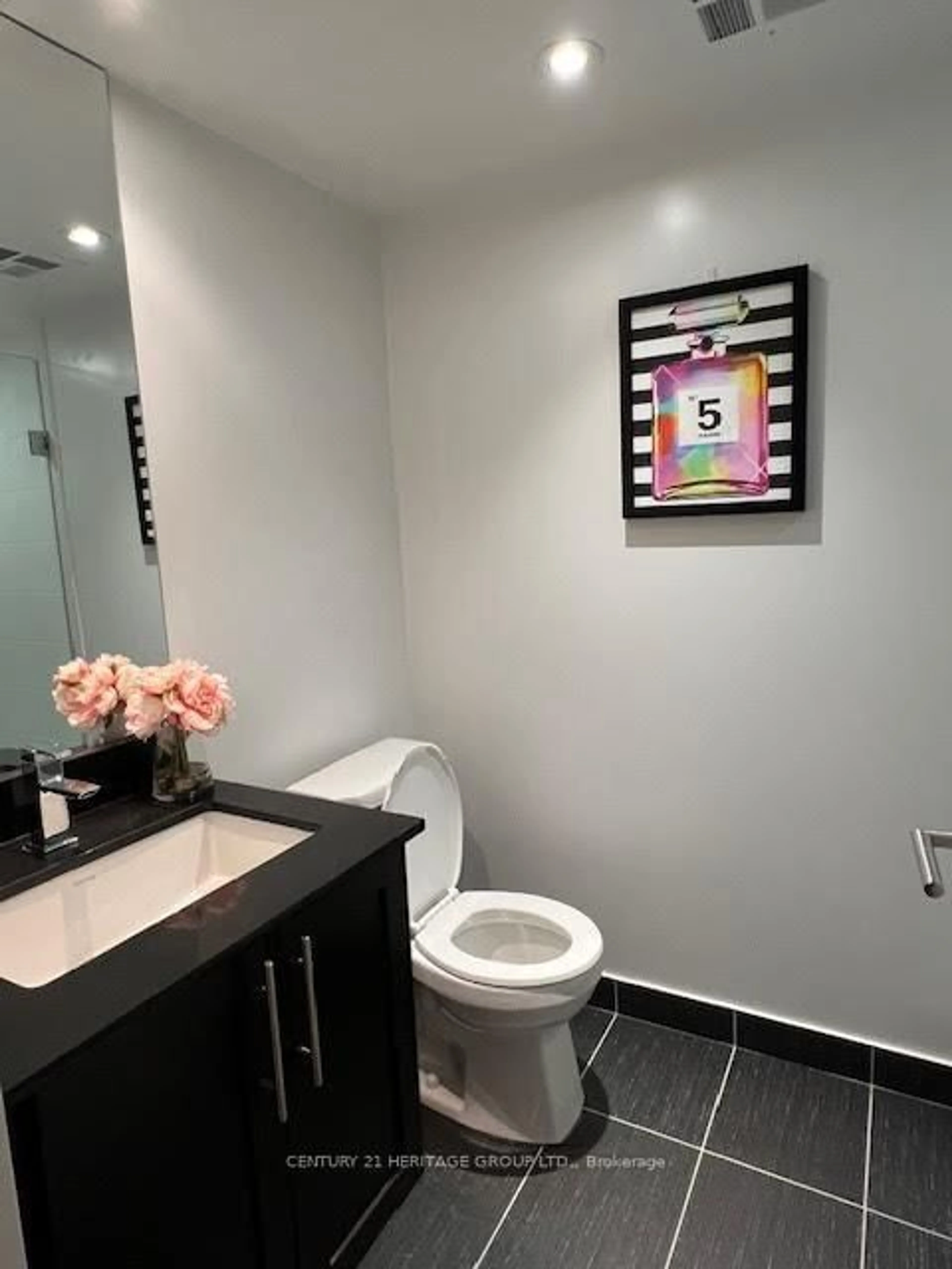 Standard bathroom, unknown for 400 Adelaide St #1015, Toronto Ontario M5A 4S3