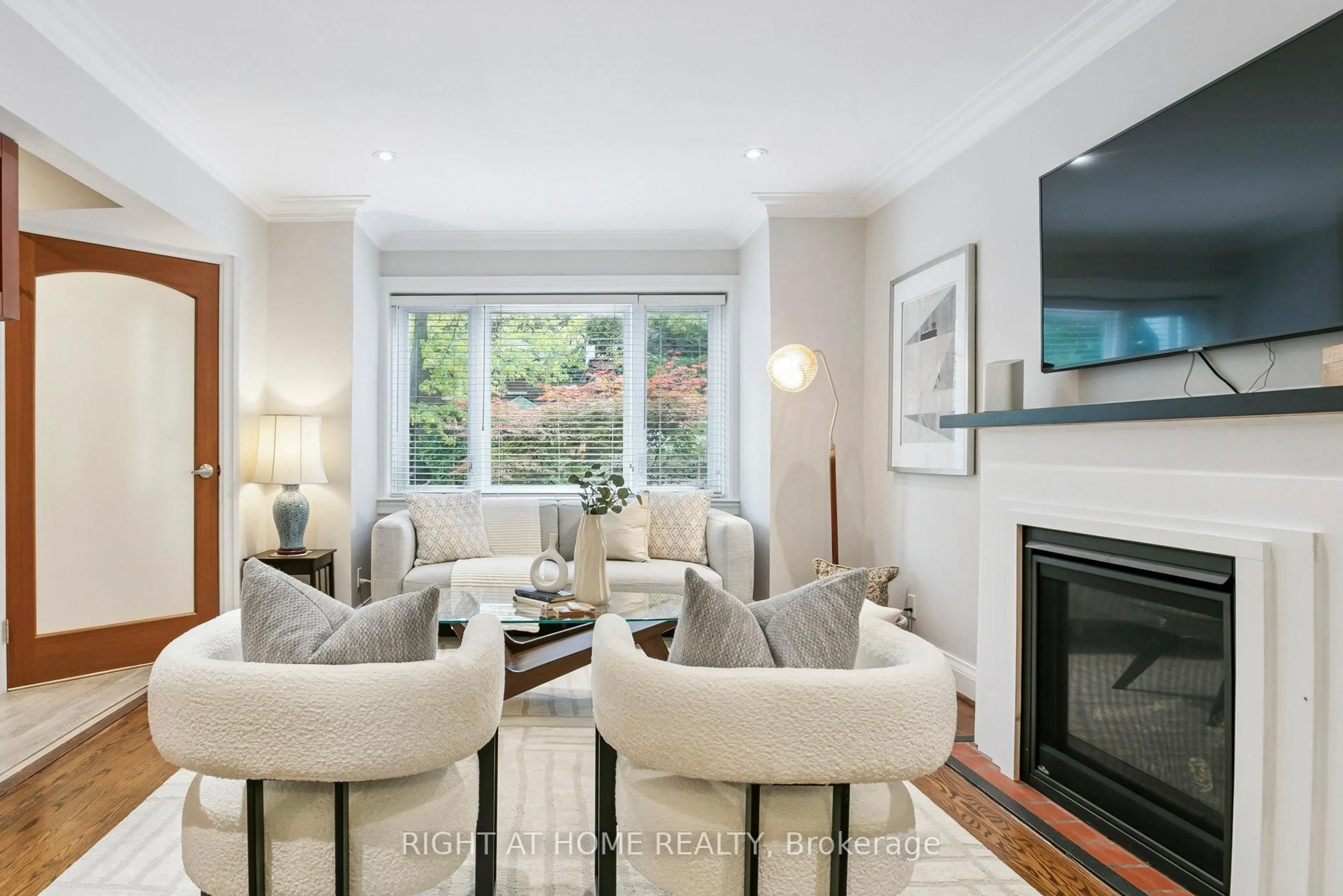 Living room with furniture, wood/laminate floor for 3 Roseneath Gdns, Toronto Ontario M6C 3X5