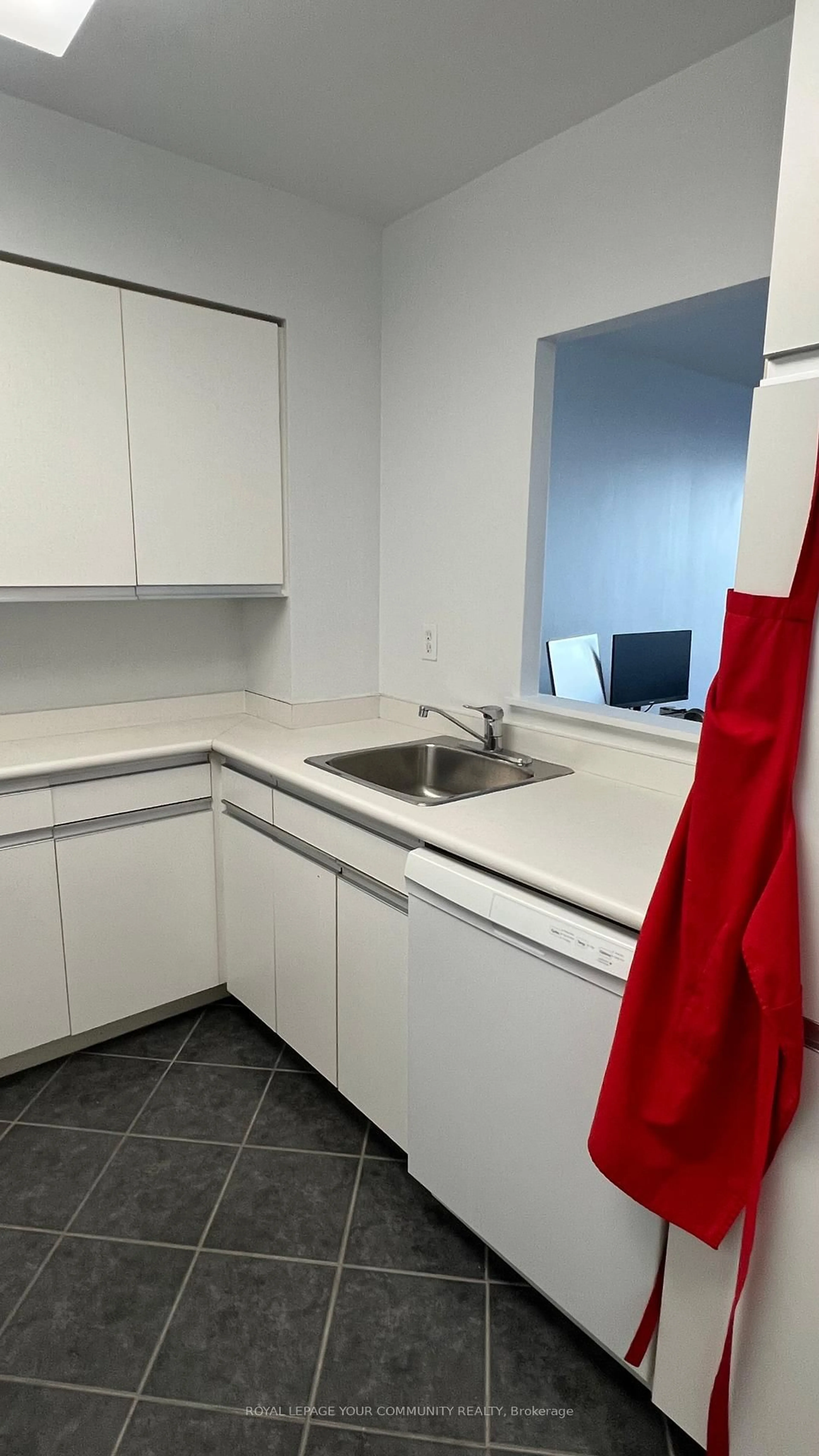Standard kitchen, unknown for 11 Thorncliffe Pk Dr #714, Toronto Ontario M4H 1P3