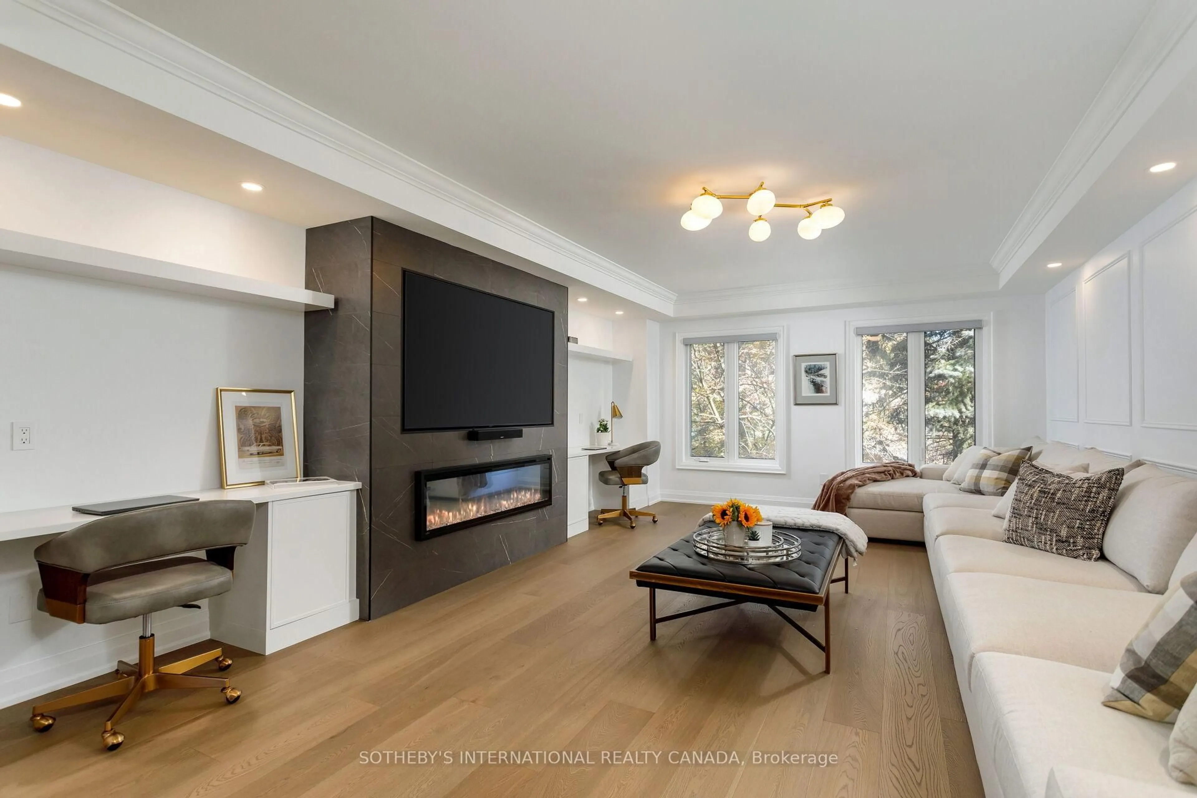 Living room with furniture, wood/laminate floor for 262 Spadina Rd, Toronto Ontario M5R 2V1