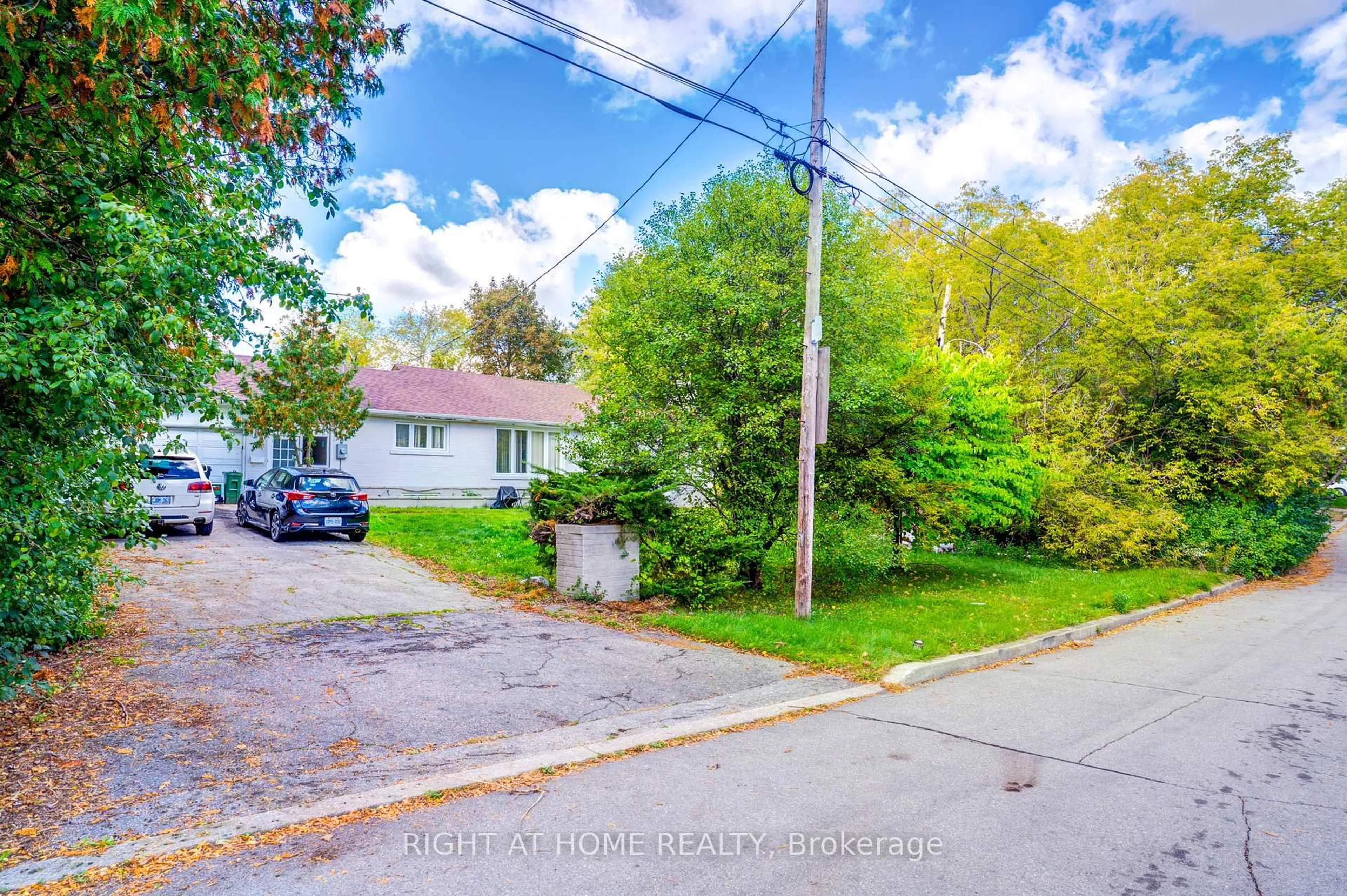 A pic from outside/outdoor area/front of a property/back of a property/a pic from drone, street for 8 Manorcrest Dr, Toronto Ontario M2N 5K1