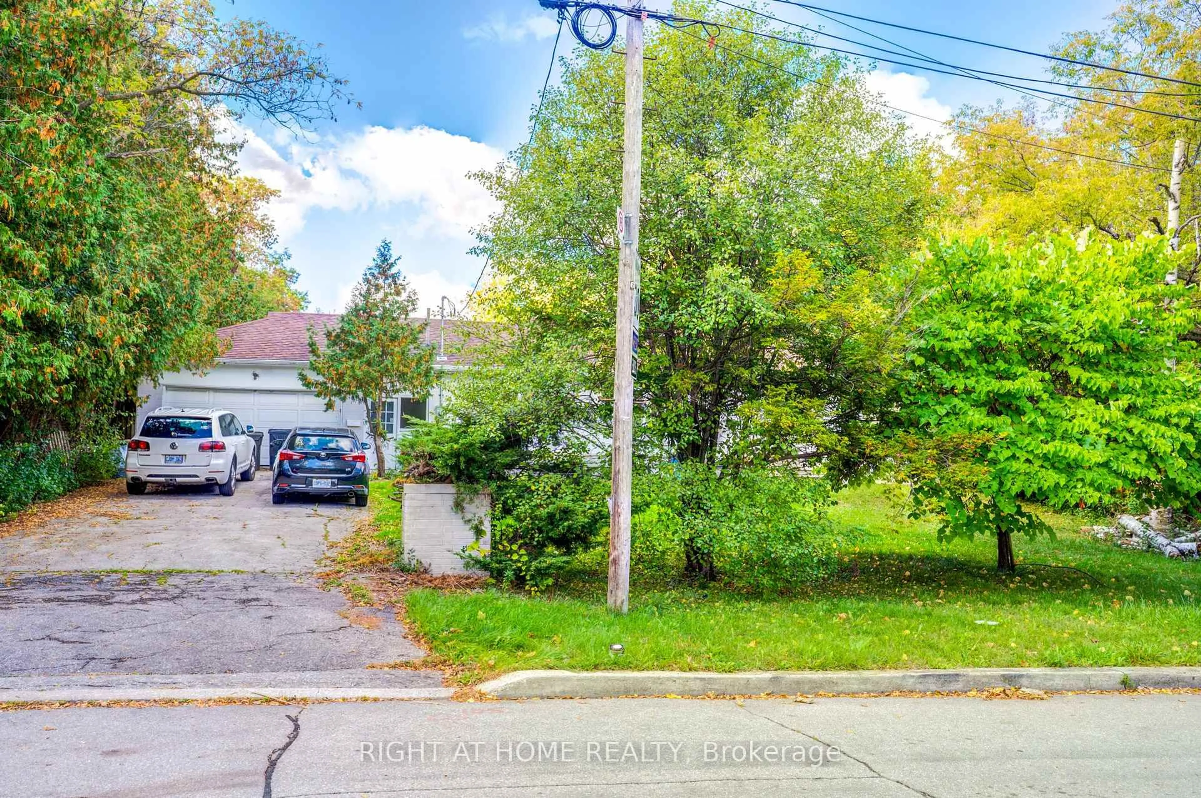 A pic from outside/outdoor area/front of a property/back of a property/a pic from drone, street for 8 Manorcrest Dr, Toronto Ontario M2N 5K1