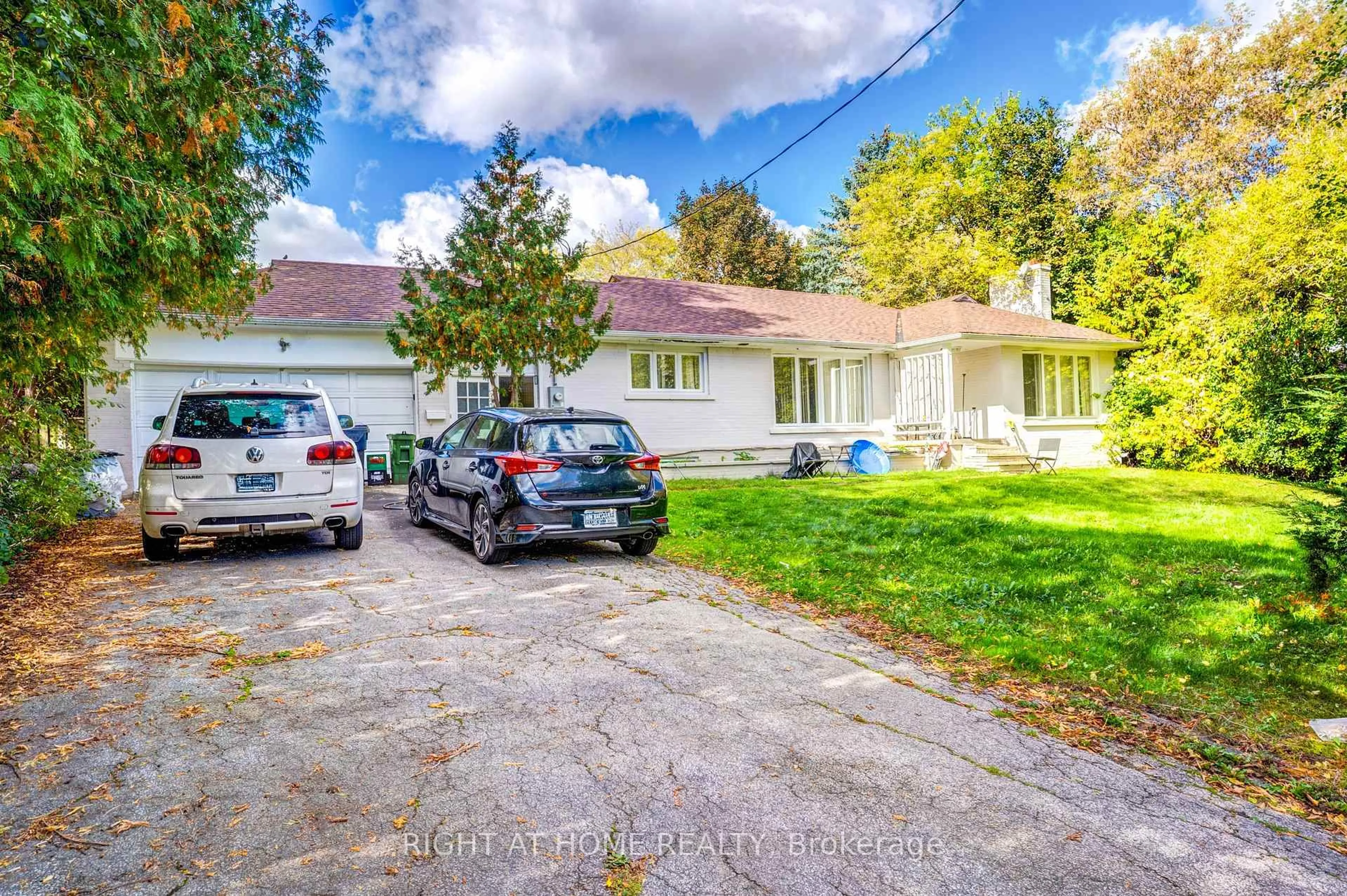 A pic from outside/outdoor area/front of a property/back of a property/a pic from drone, street for 8 Manorcrest Dr, Toronto Ontario M2N 5K1