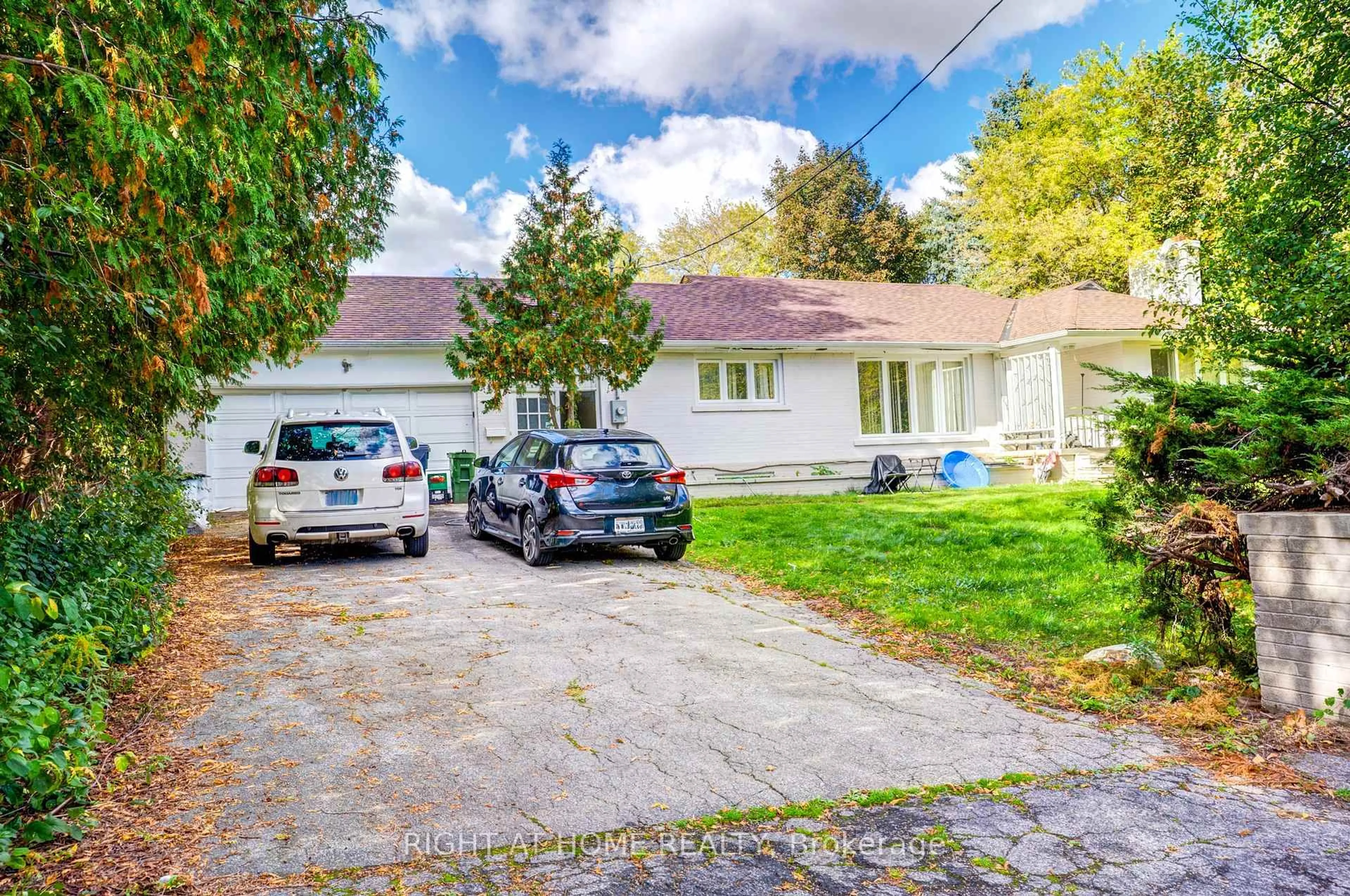 A pic from outside/outdoor area/front of a property/back of a property/a pic from drone, street for 8 Manorcrest Dr, Toronto Ontario M2N 5K1
