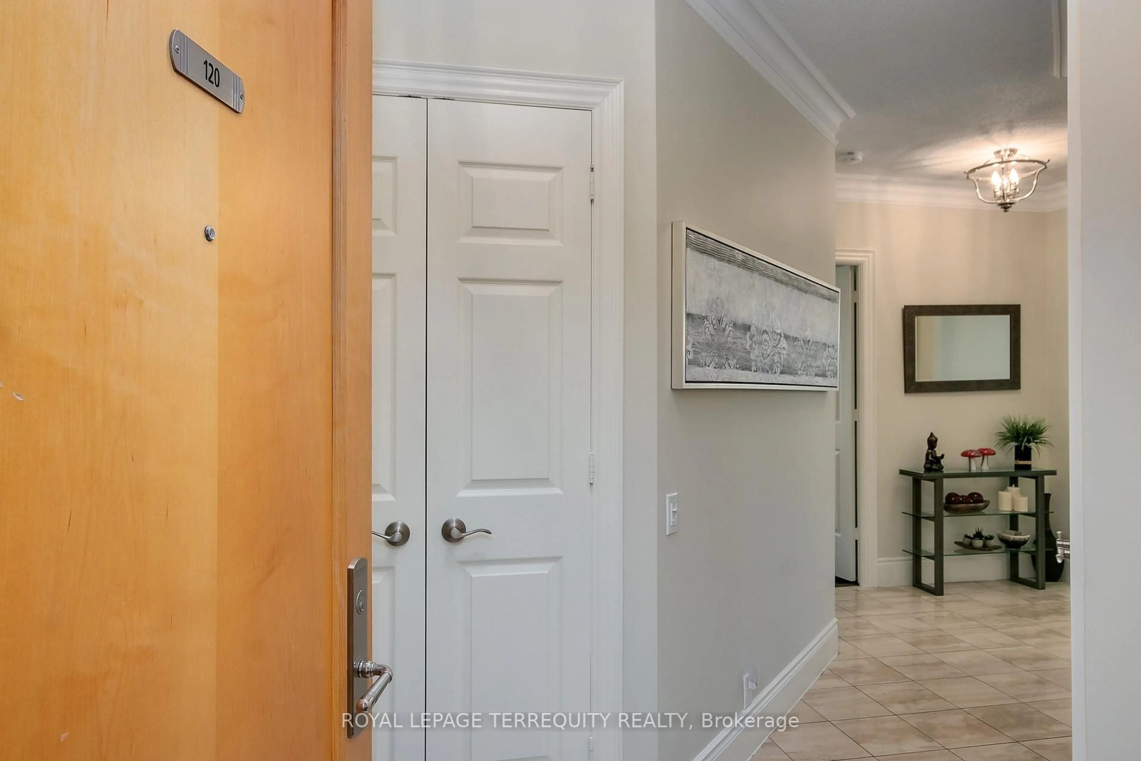 Indoor entryway for 80 Harrison Garden Blvd #120, Toronto Ontario M2N 7E3