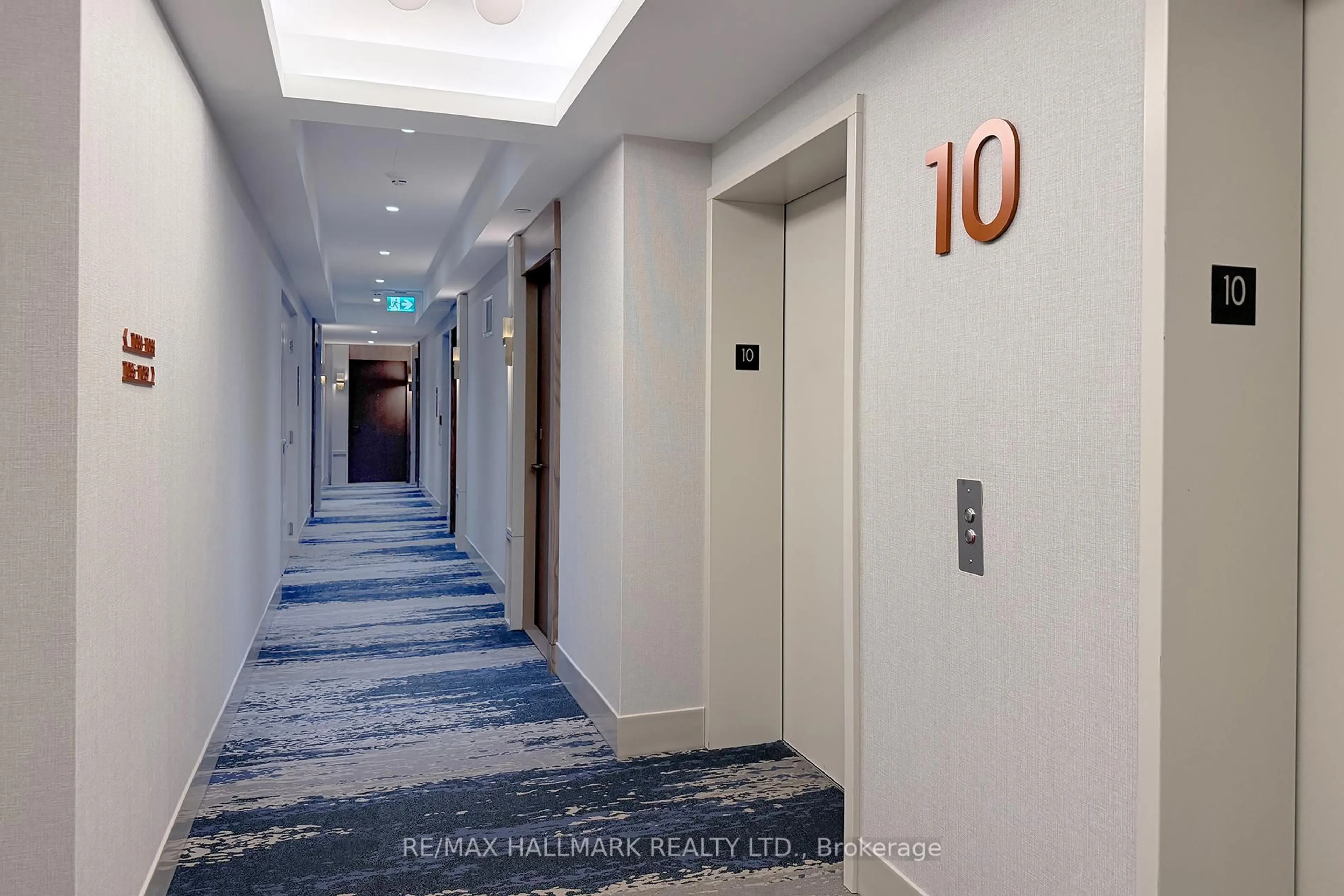 Indoor foyer for 20 Inn on the Park Dr #1037, Toronto Ontario M3C 0P8