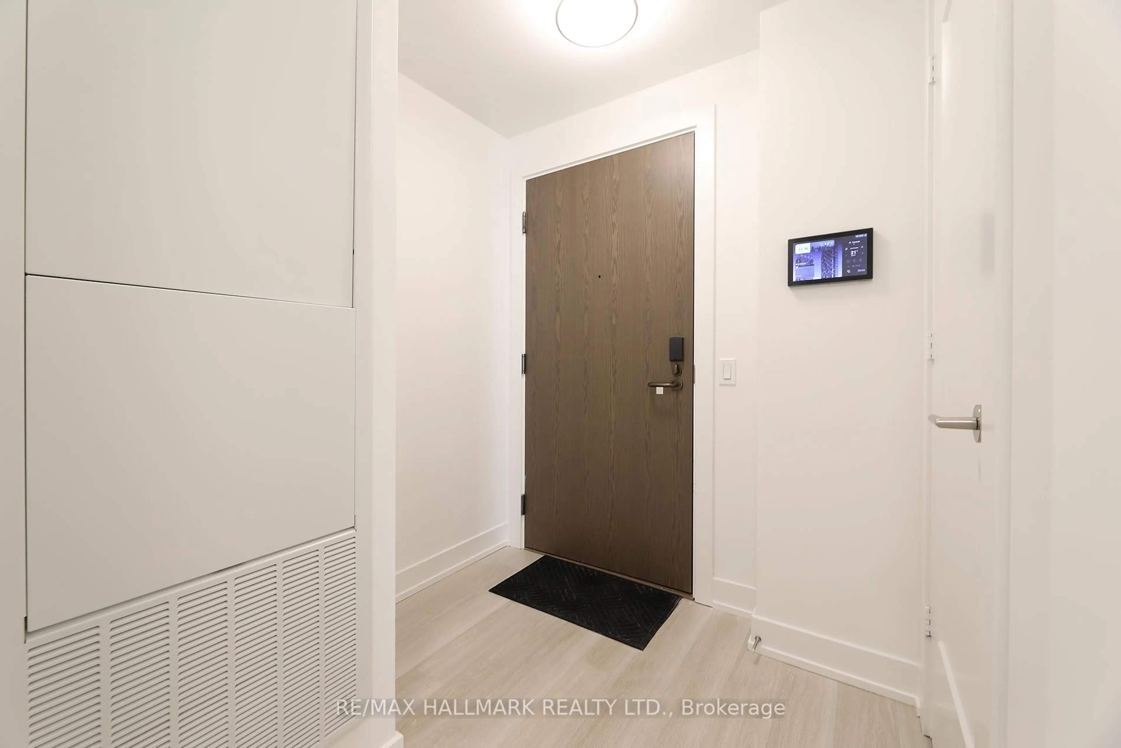 Indoor entryway for 20 Inn on the Park Dr #1037, Toronto Ontario M3C 0P8