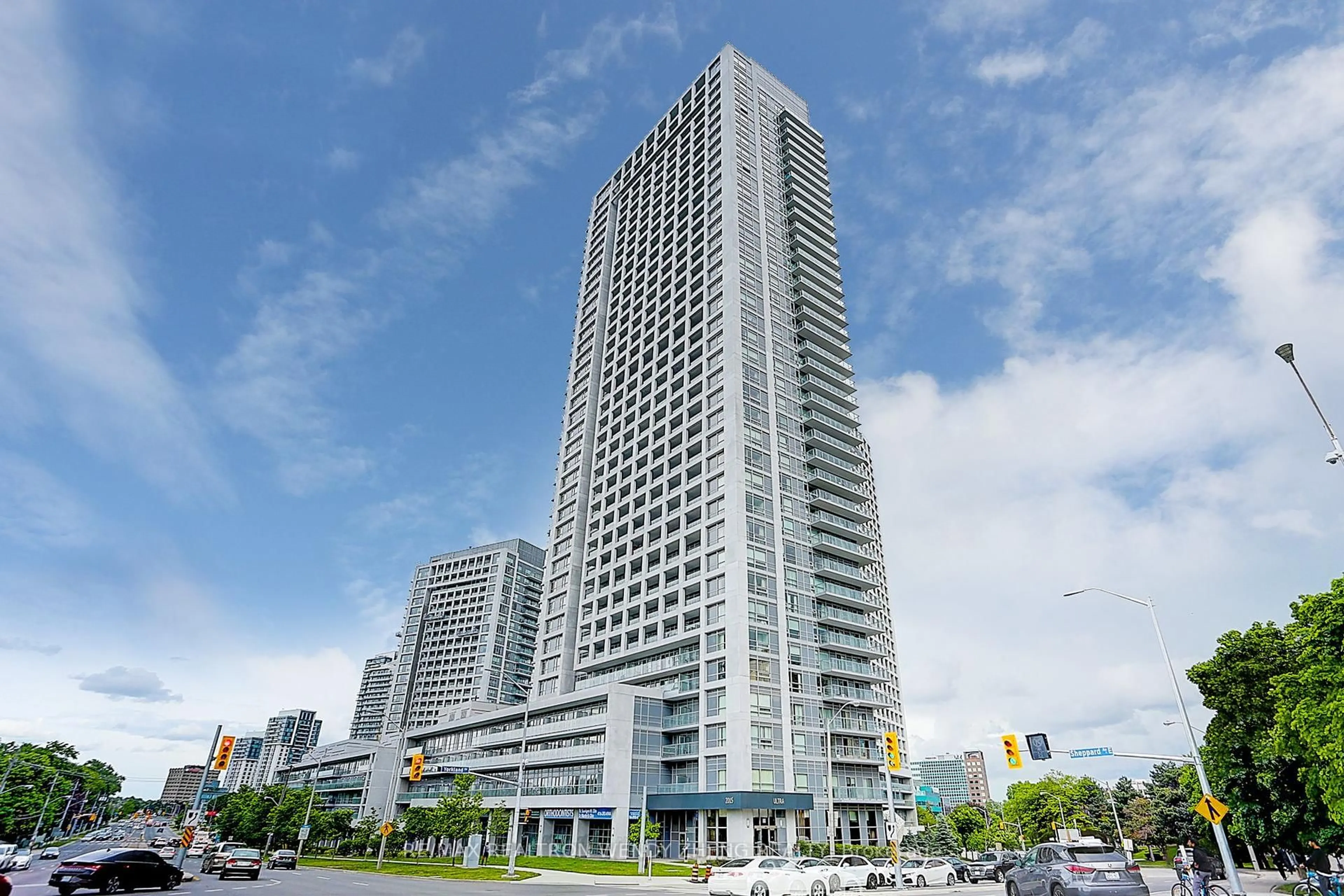 Indoor foyer for 2015 Sheppard Ave #810, Toronto Ontario M2J 1W6