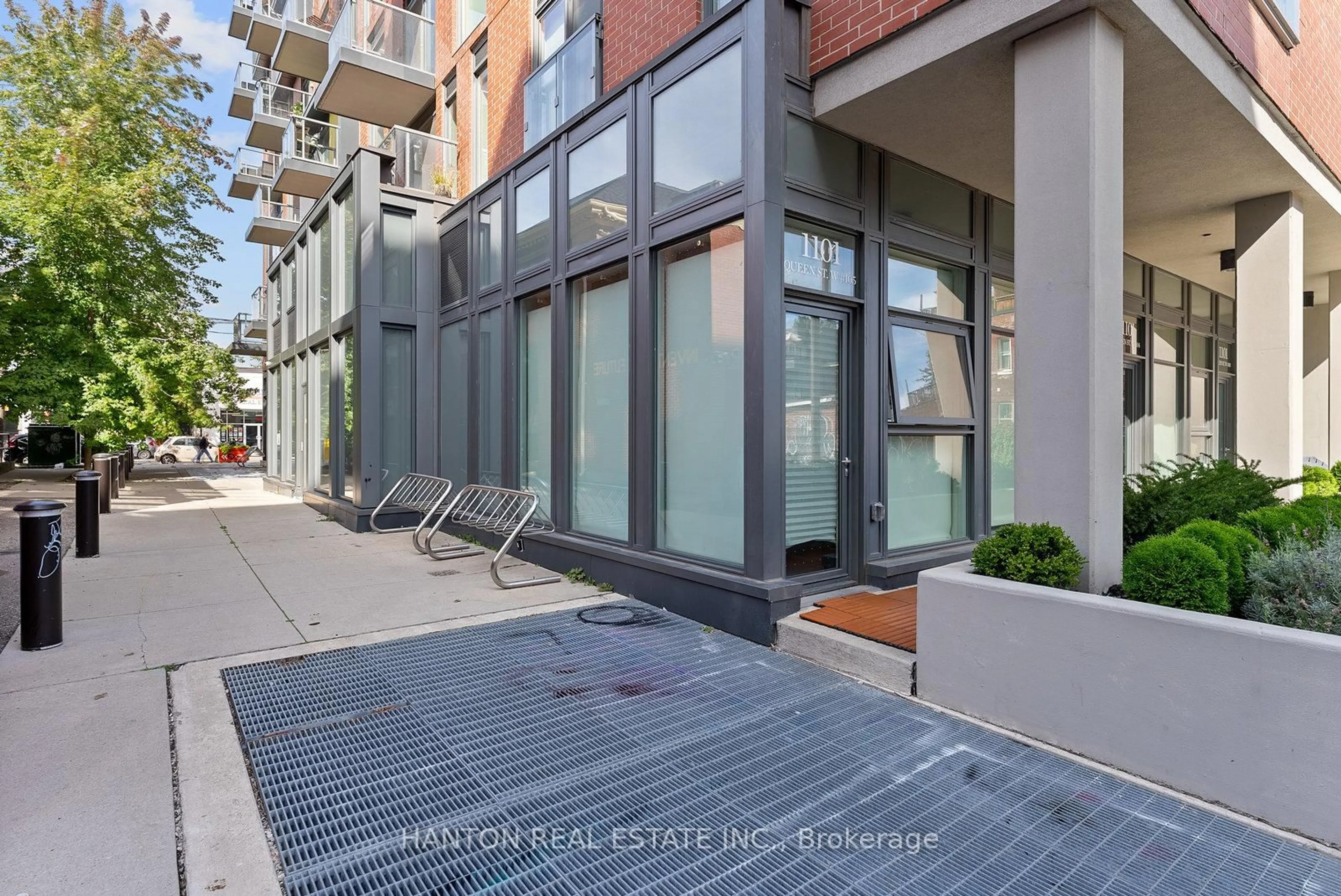 Patio, street for 106 Dovercourt Rd #105, Toronto Ontario M6J 1J1