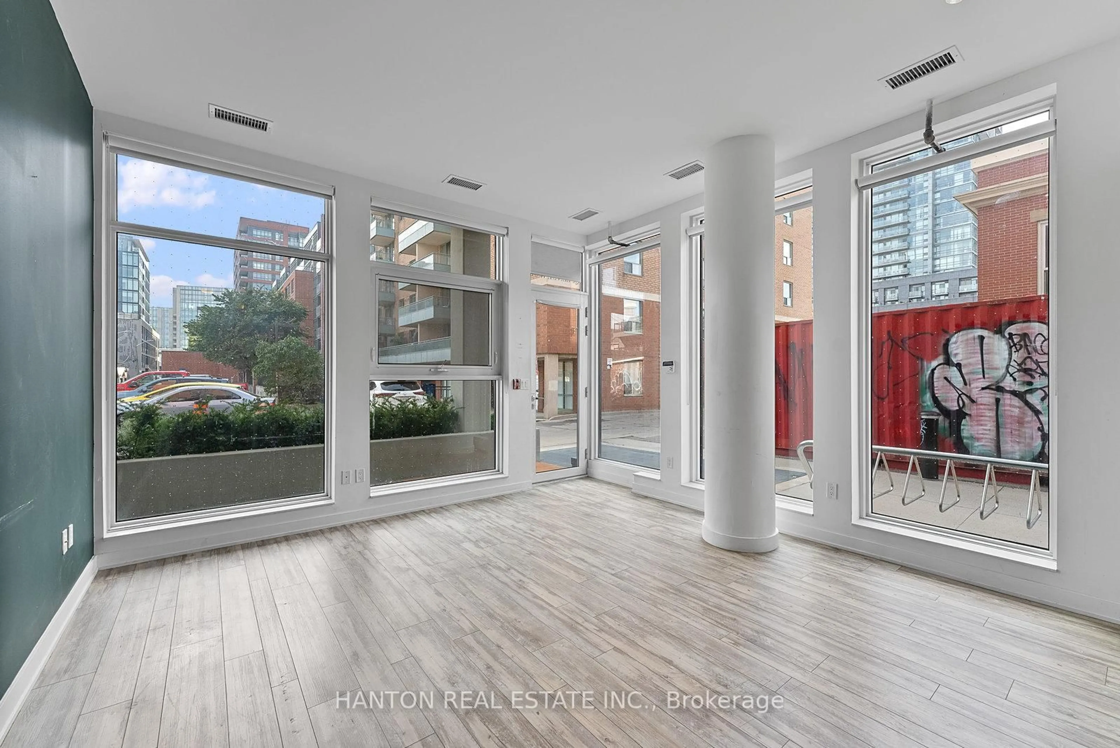 Indoor foyer for 106 Dovercourt Rd #105, Toronto Ontario M6J 1J1