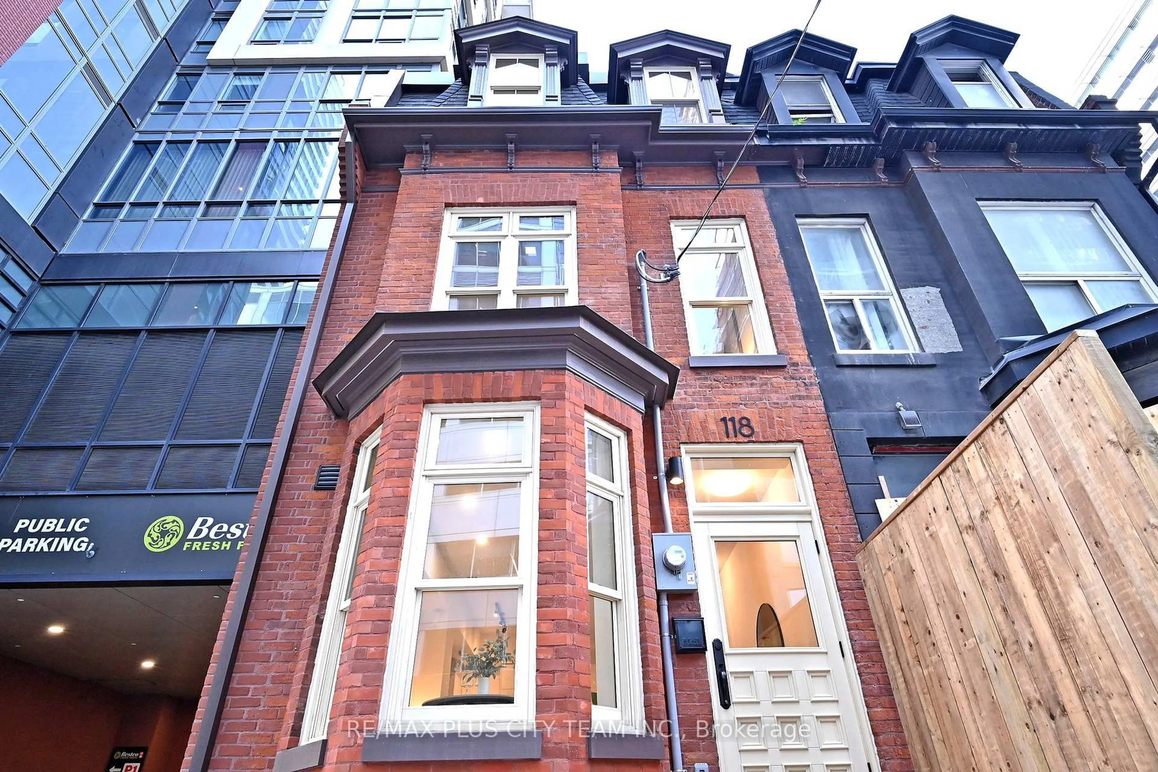 Home with brick exterior material, building for 118 Peter St, Toronto Ontario M5V 2G7
