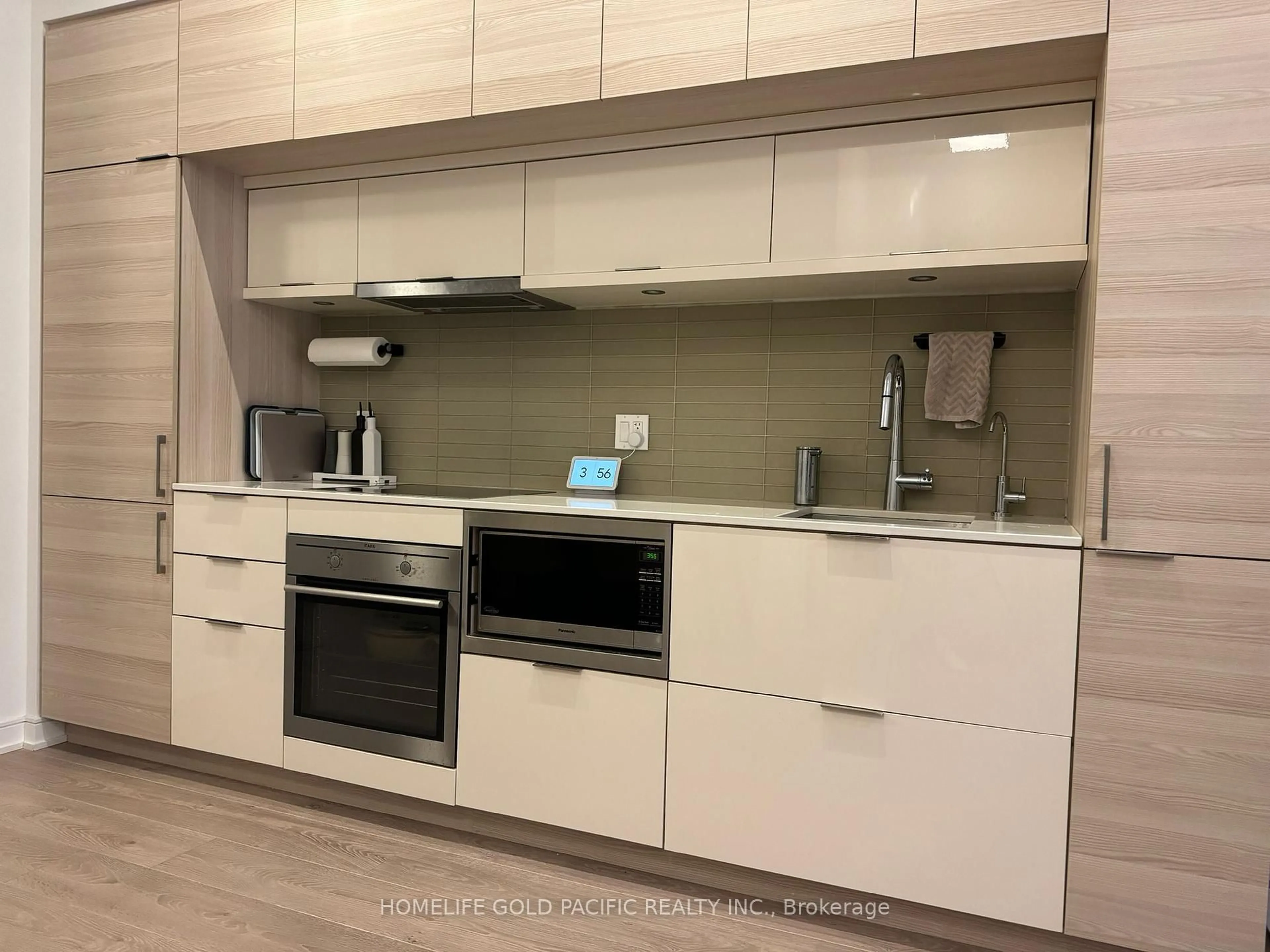 Standard kitchen, wood/laminate floor for 88 Scott St #205, Toronto Ontario M5E 0A9