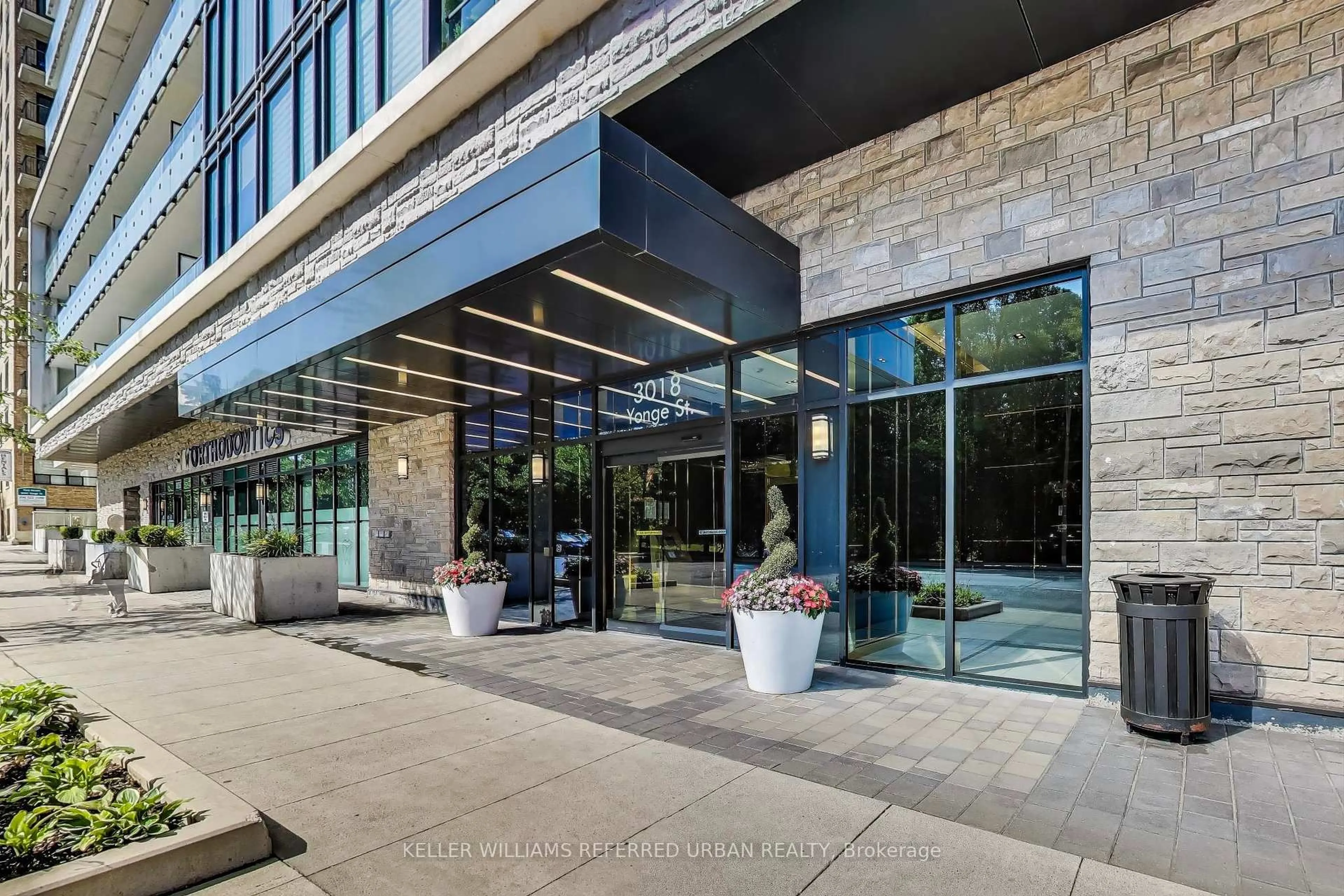 Indoor foyer for 3018 Yonge St #1015, Toronto Ontario M4N 0A5